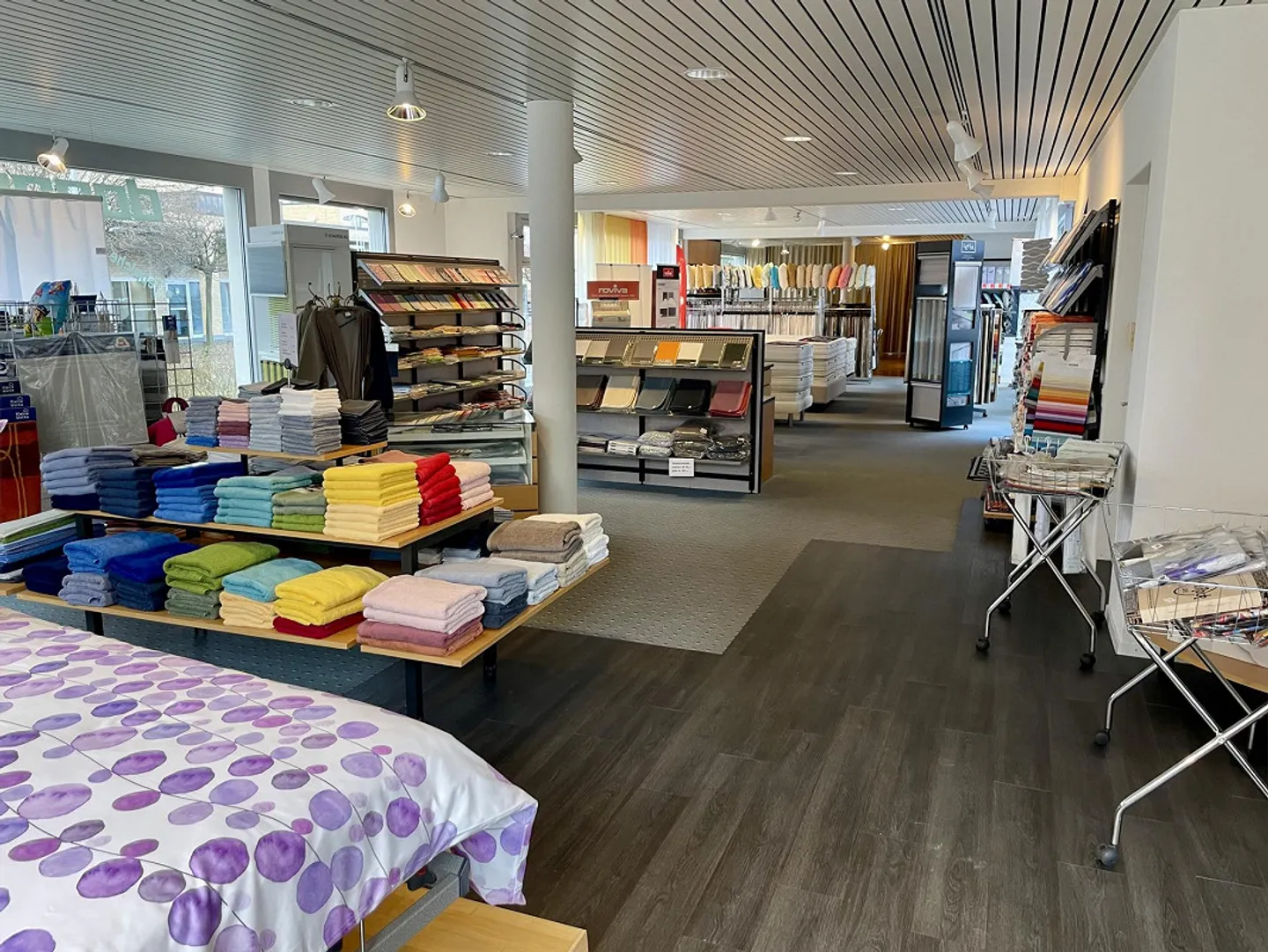 Spazio vendita, magazzino e posto auto nel cuore di Cham - Foto 4 di 10