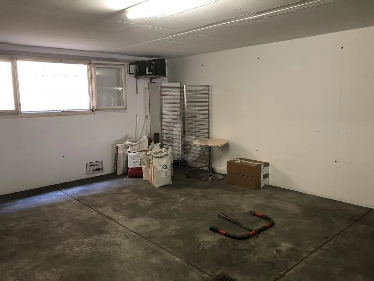 Office in a central location - Photo 5 of 6