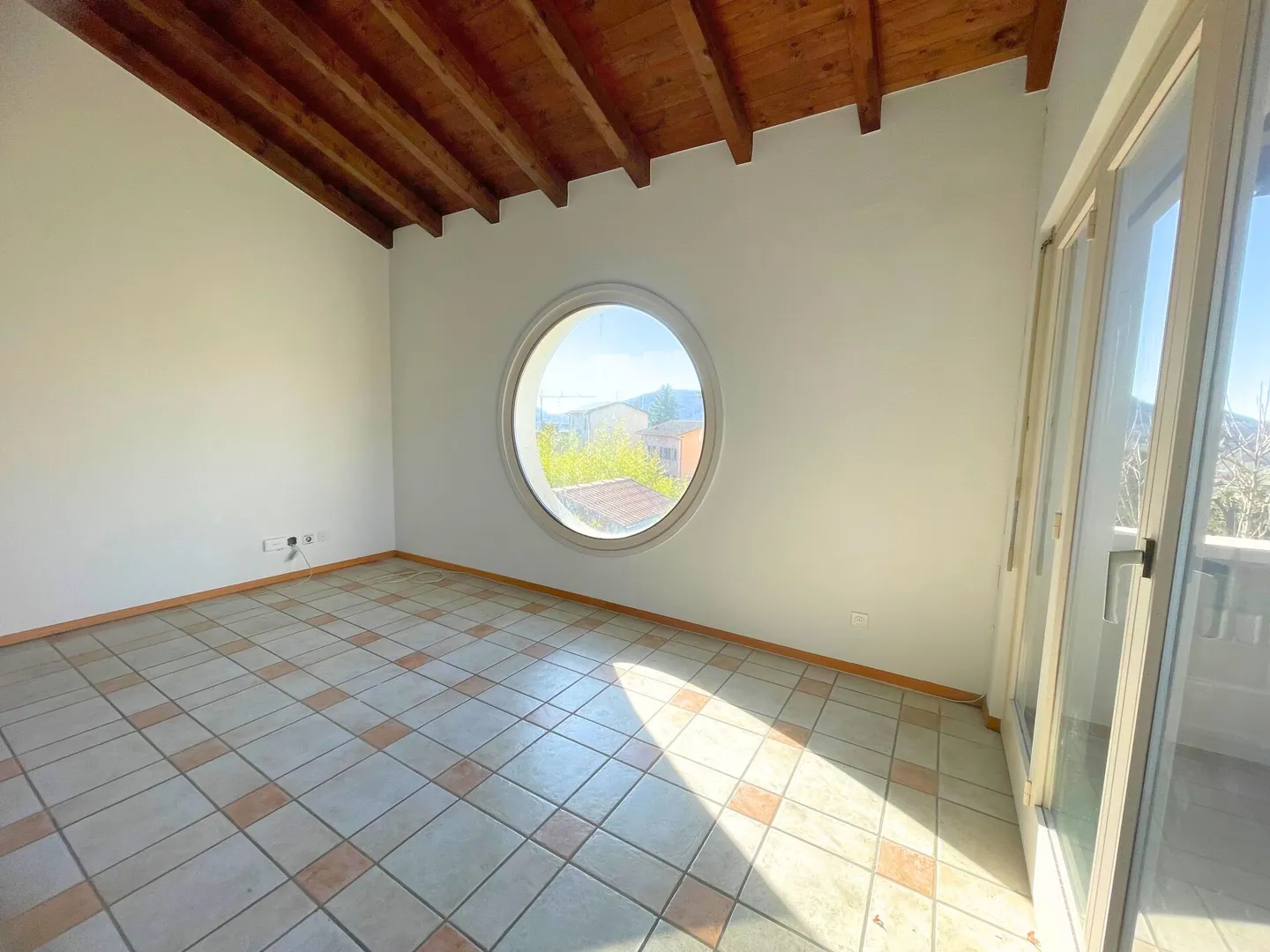 Interessante casa unifamiliare con appartamento indipendente e giardino - Foto 2 di 11