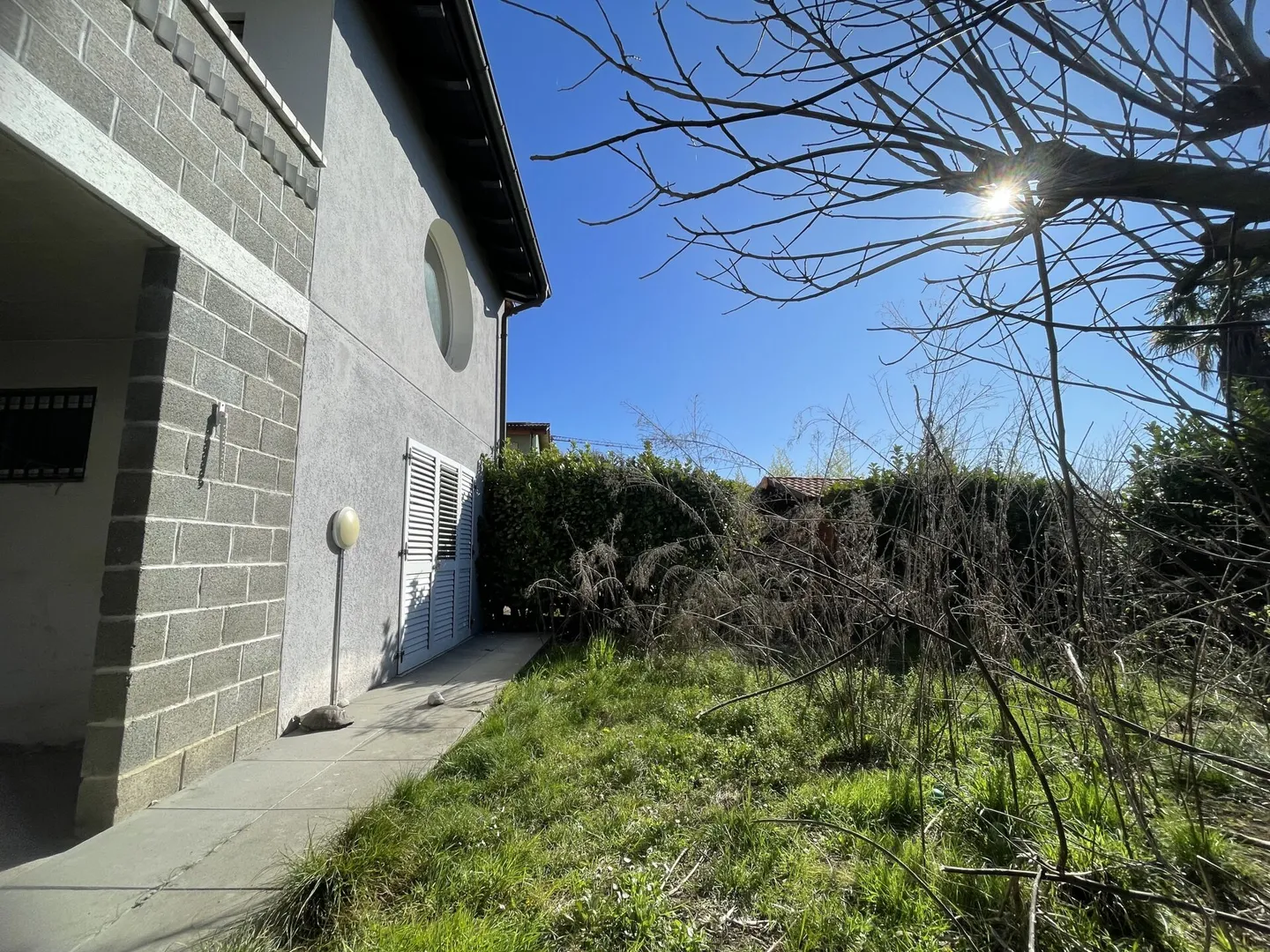 Interessante casa unifamiliare con appartamento indipendente e giardino - Foto 3 di 11