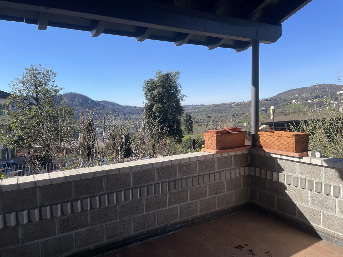 Interessante casa unifamiliare con appartamento indipendente e giardino - Foto 4 di 11