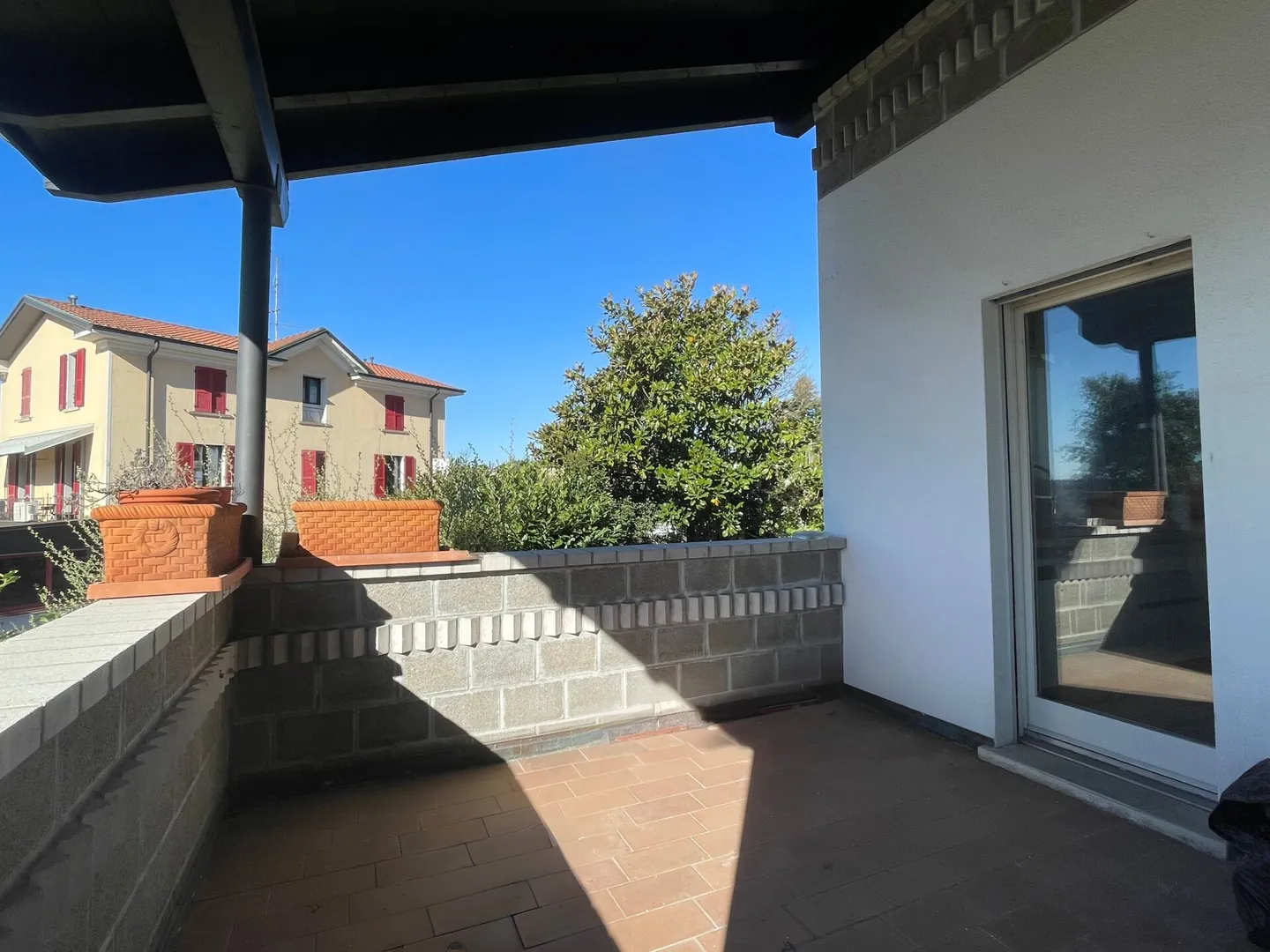 Interessante casa unifamiliare con appartamento indipendente e giardino - Foto 5 di 11