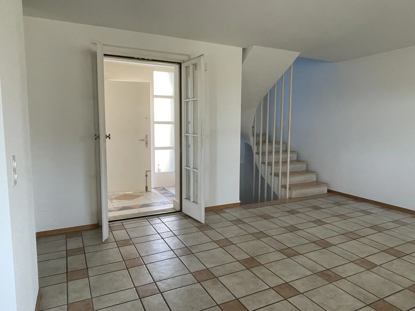 Interessante casa unifamiliare con appartamento indipendente e giardino - Foto 6 di 11