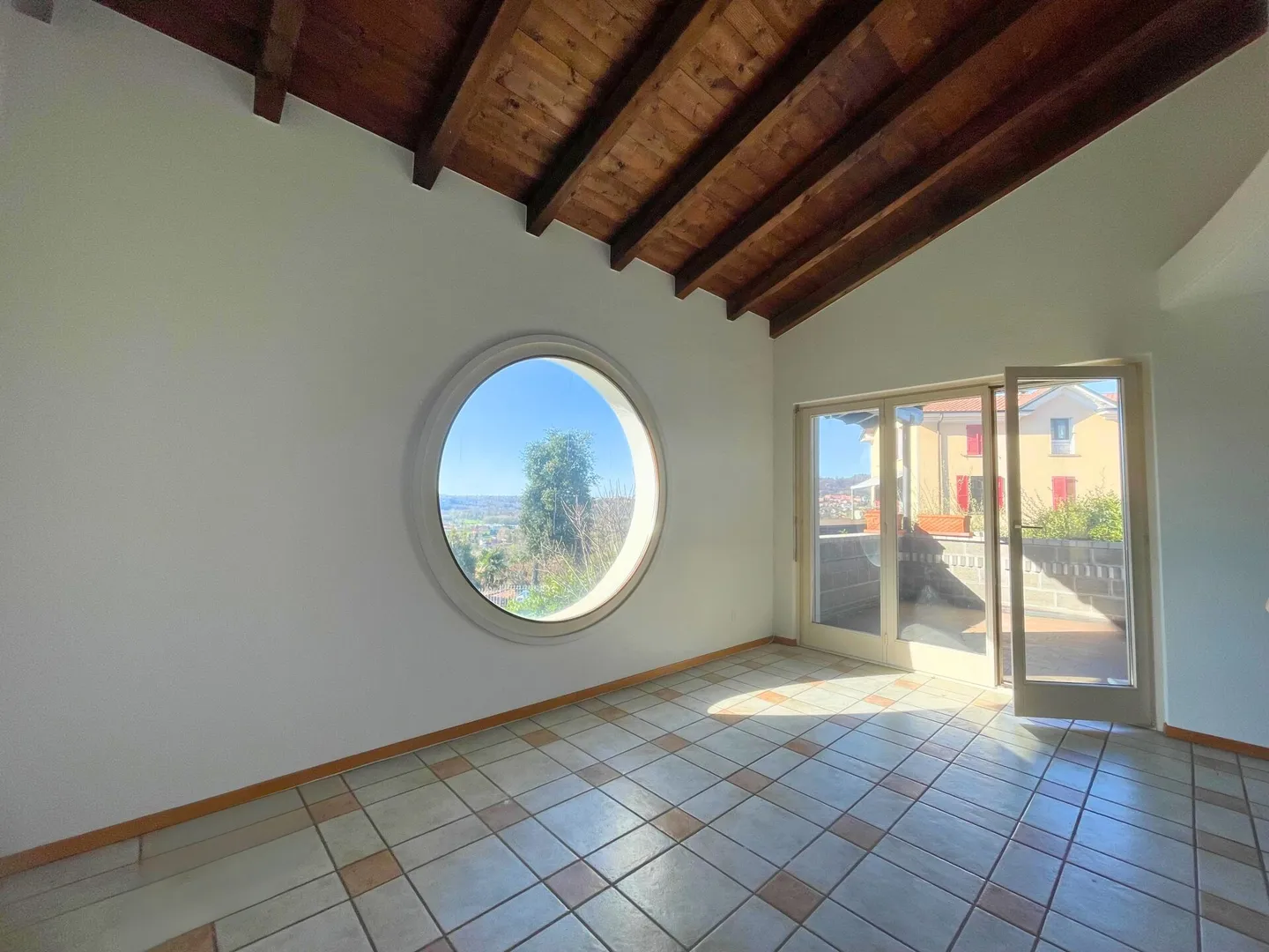 Interessante casa unifamiliare con appartamento indipendente e giardino - Foto 1 di 11