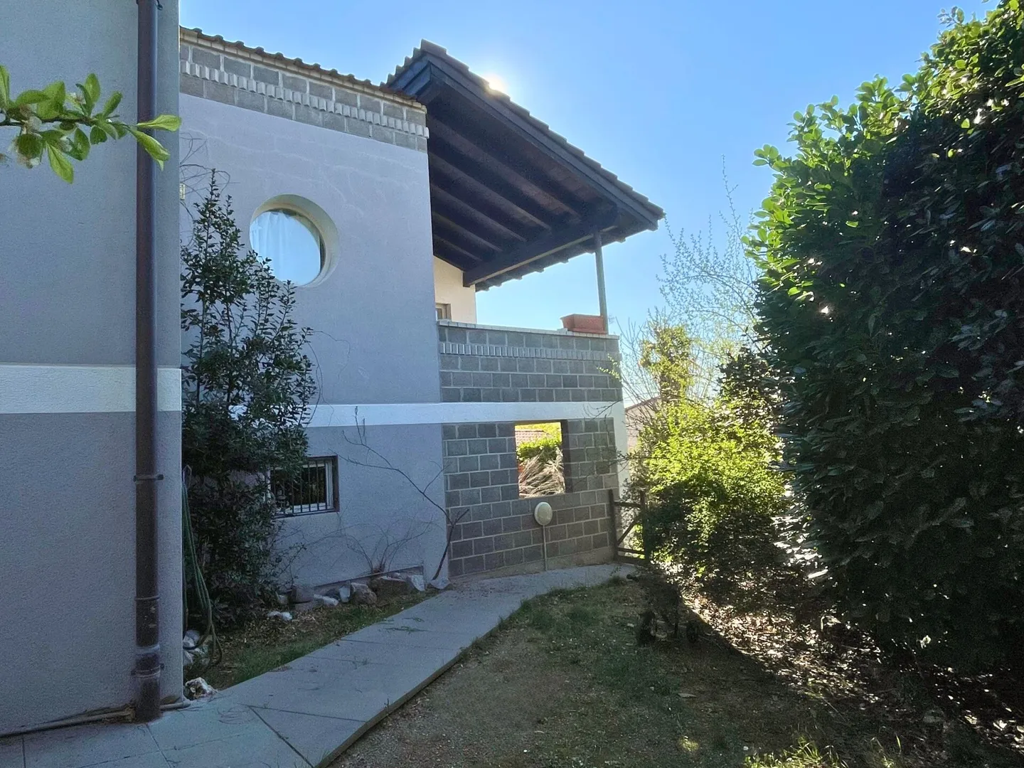 Interessante casa unifamiliare con appartamento indipendente e giardino - Foto 8 di 11