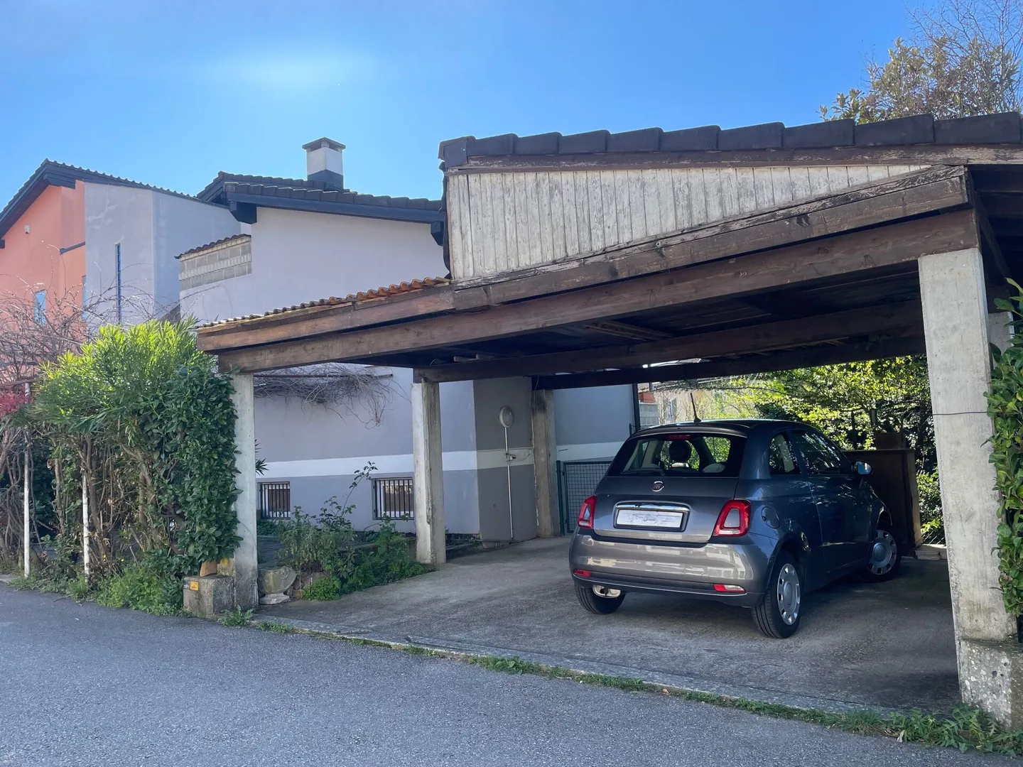 Interessante casa unifamiliare con appartamento indipendente e giardino - Foto 9 di 11