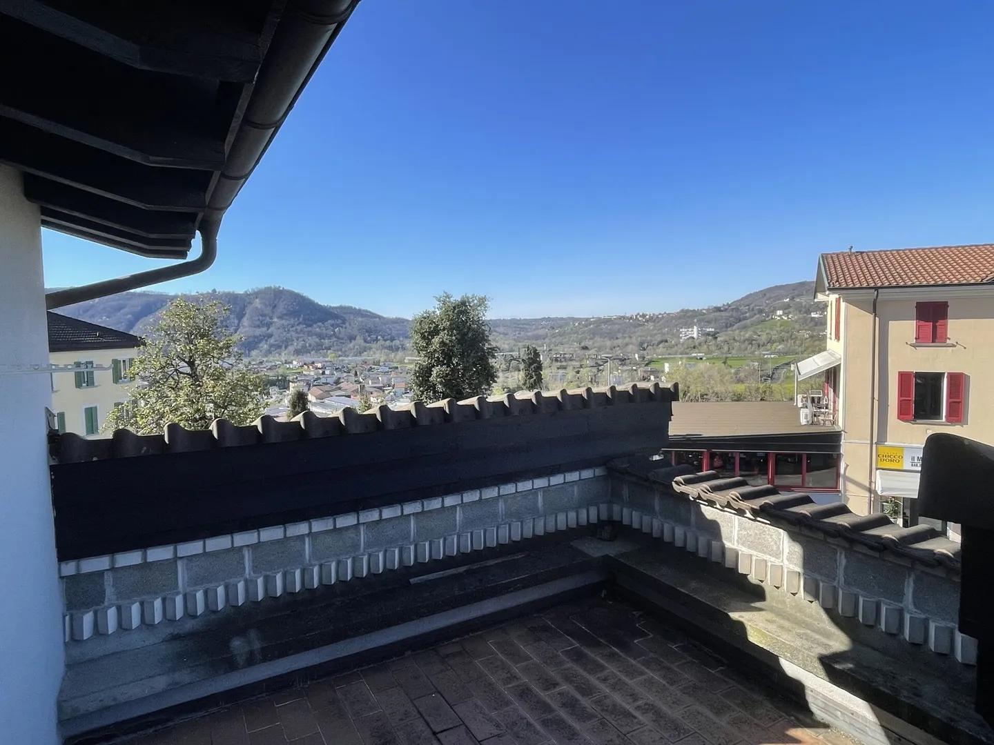 Interessante casa unifamiliare con appartamento indipendente e giardino - Foto 10 di 11