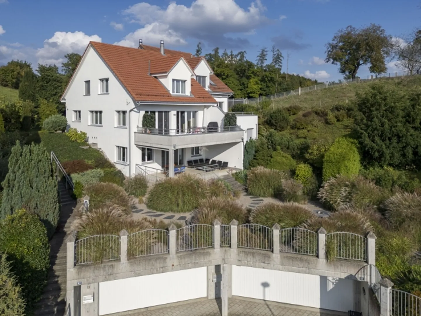 Casa bifamiliare soleggiata in una posizione elevata privilegiata - Foto 1 di 11