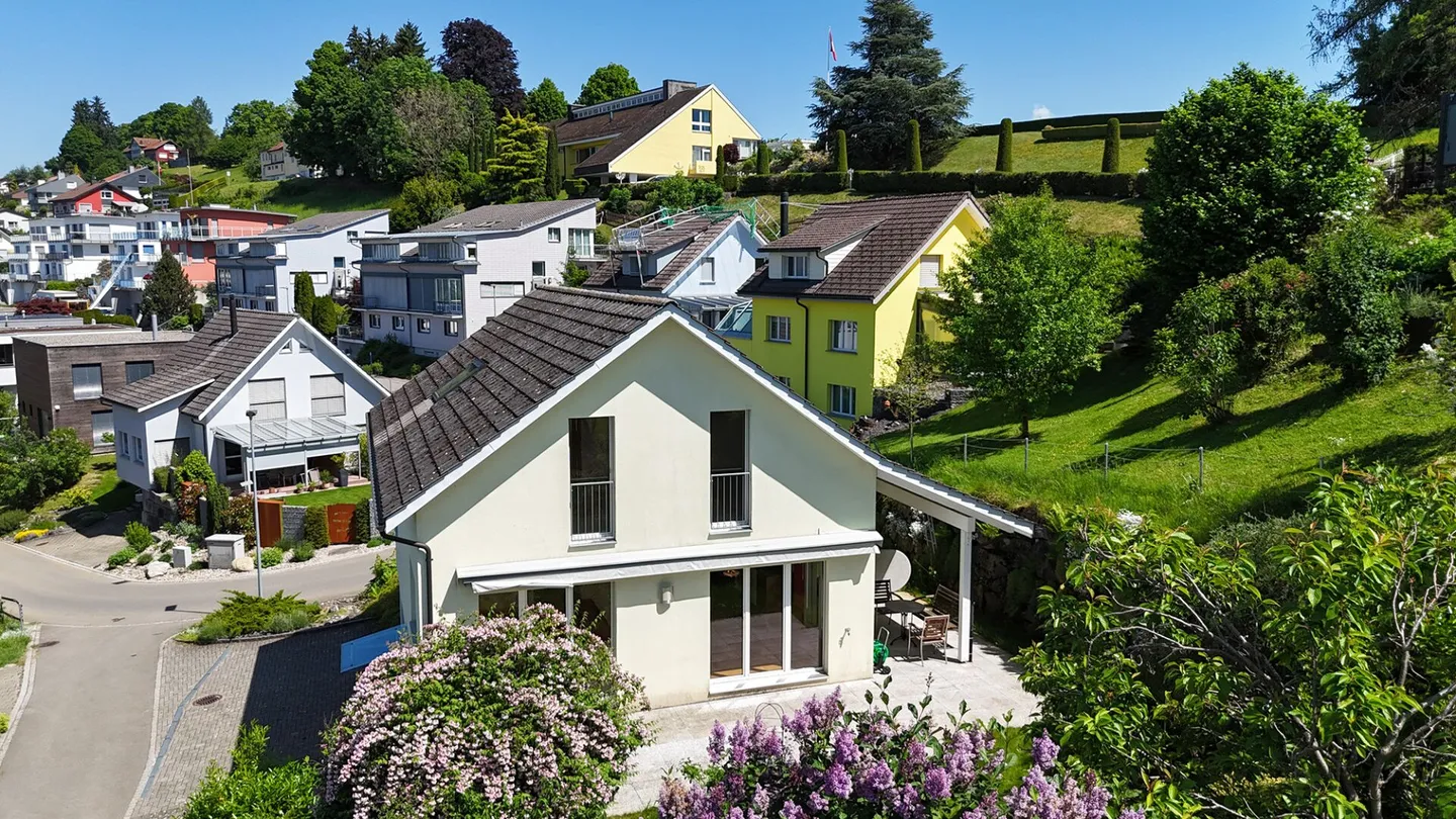 Casa unifamiliare ben tenuta con appartamento separato in una posizione soleggiata con vista a Herisau - Foto 1 di 17