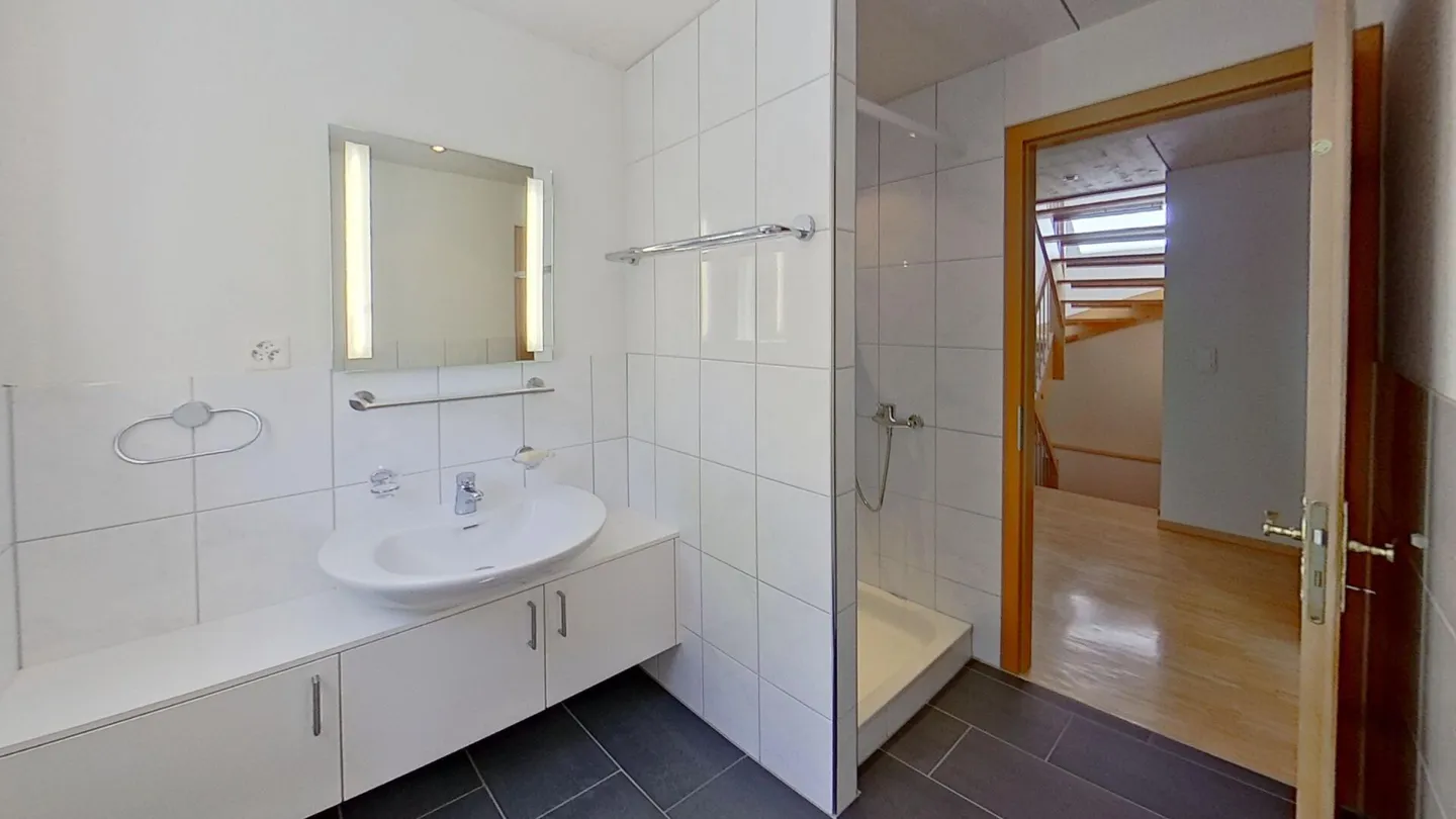 Casa unifamiliare ben tenuta con appartamento separato in una posizione soleggiata con vista a Herisau - Foto 6 di 17