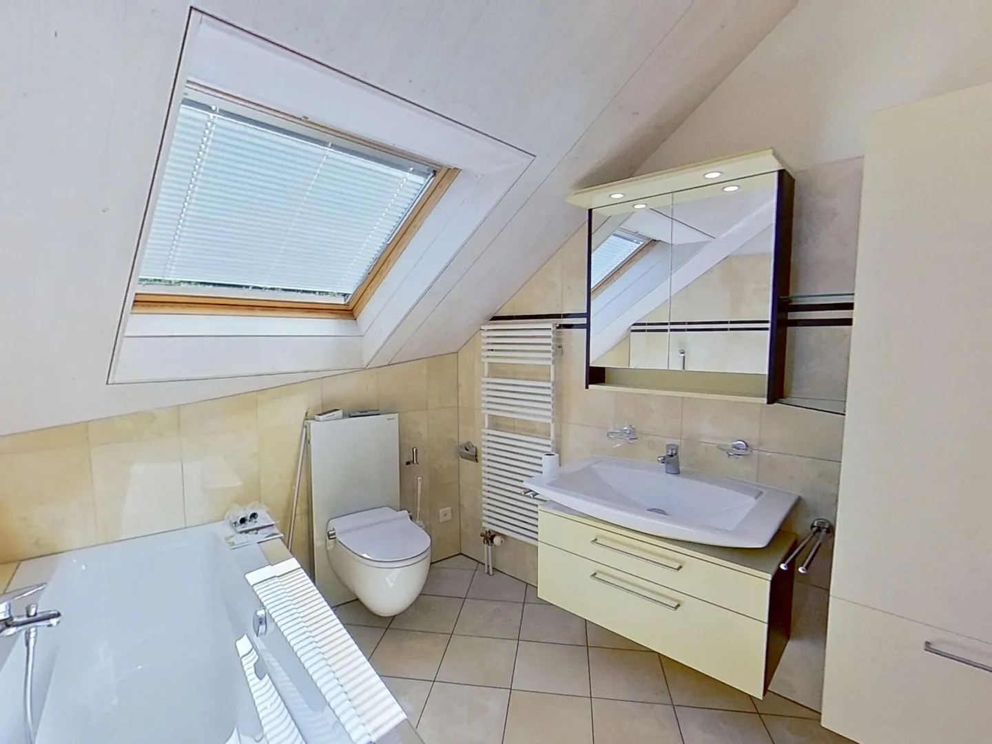 Casa unifamiliare ben tenuta con appartamento separato in una posizione soleggiata con vista a Herisau - Foto 9 di 17