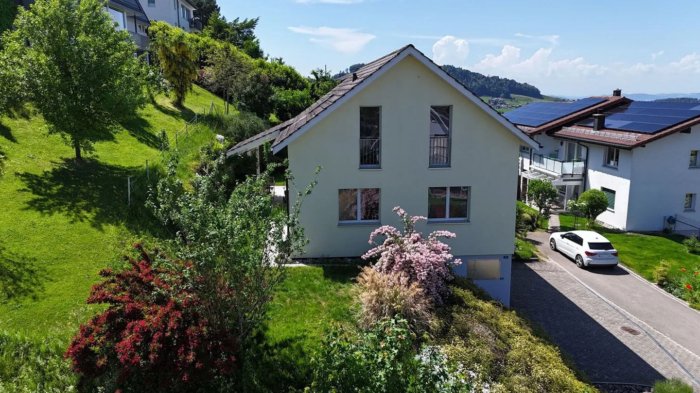 Casa unifamiliare ben tenuta con appartamento separato in una posizione soleggiata con vista a Herisau - Foto 15 di 17