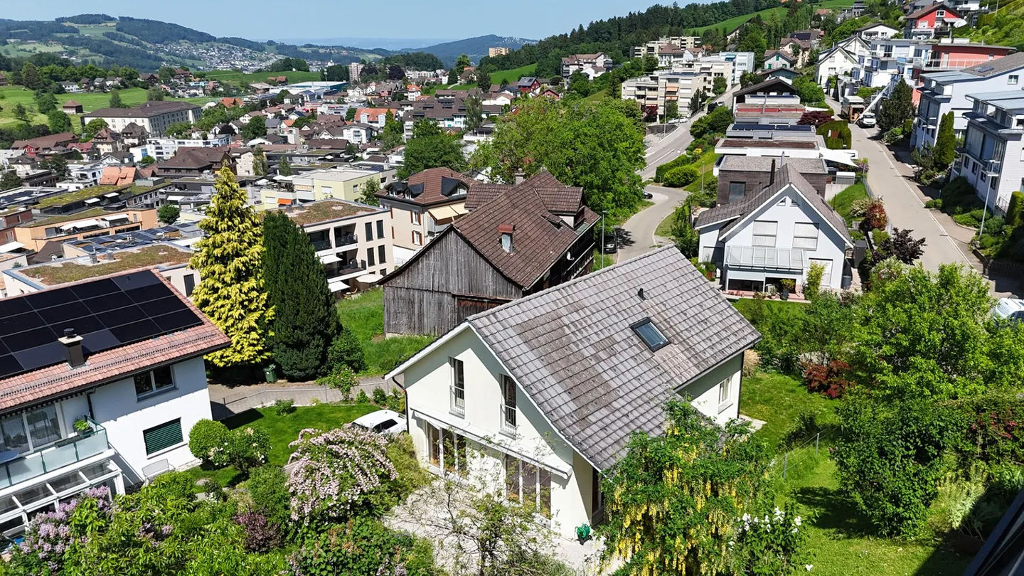 Casa unifamiliare ben tenuta con appartamento separato in una posizione soleggiata con vista a Herisau - Foto 2 di 17
