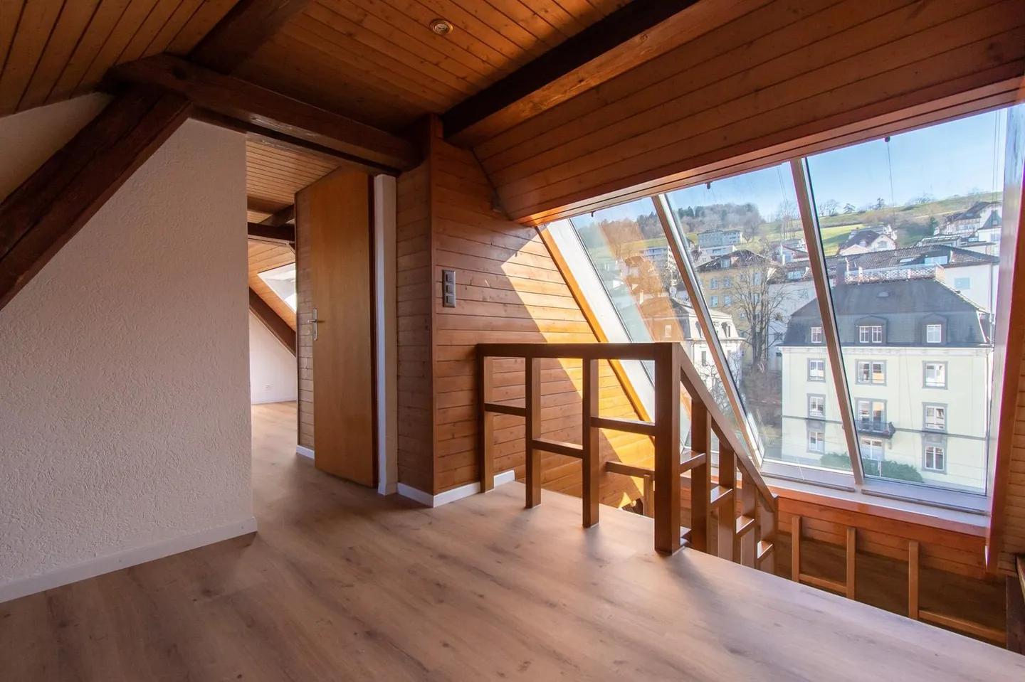 Appartamento duplex speciale di 4 stanze in città - Foto 1 di 13