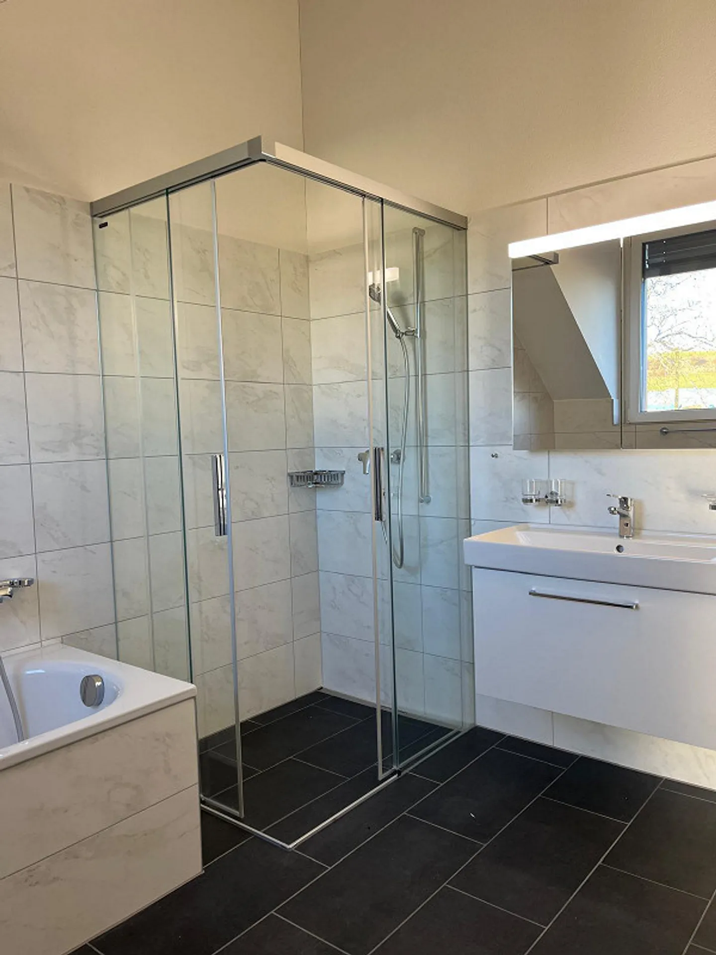 Compact, quiet, with a view - Photo 4 of 14