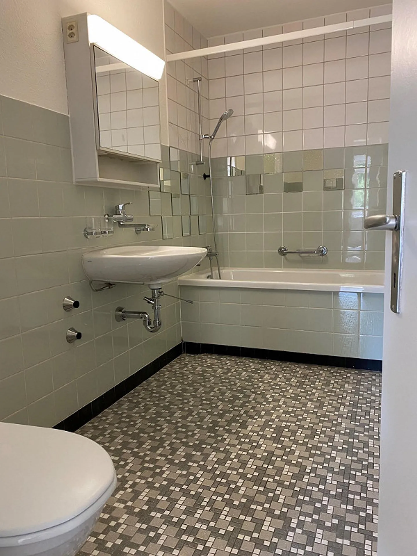 Large 2.5-room apartment with balcony for rent - Photo 3 of 10