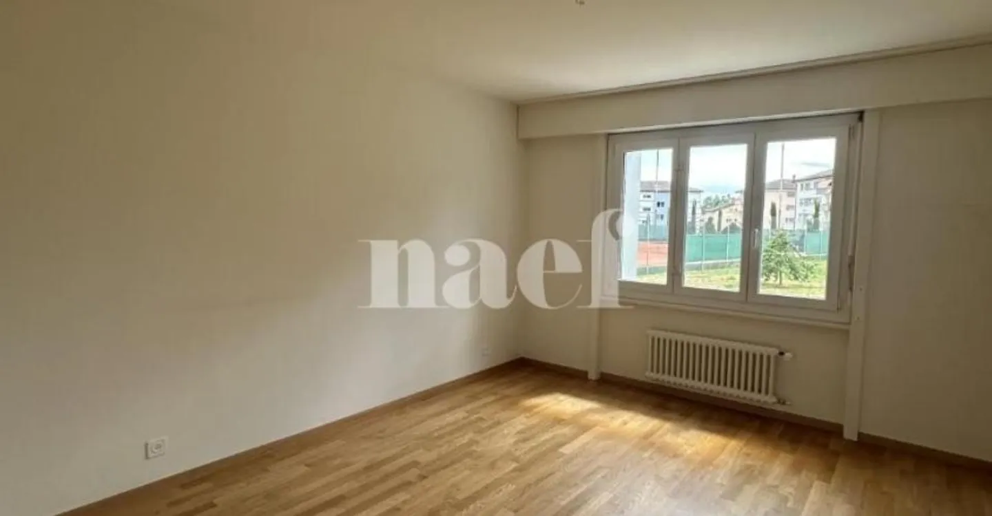 Apartment ideally located - Photo 3 of 8