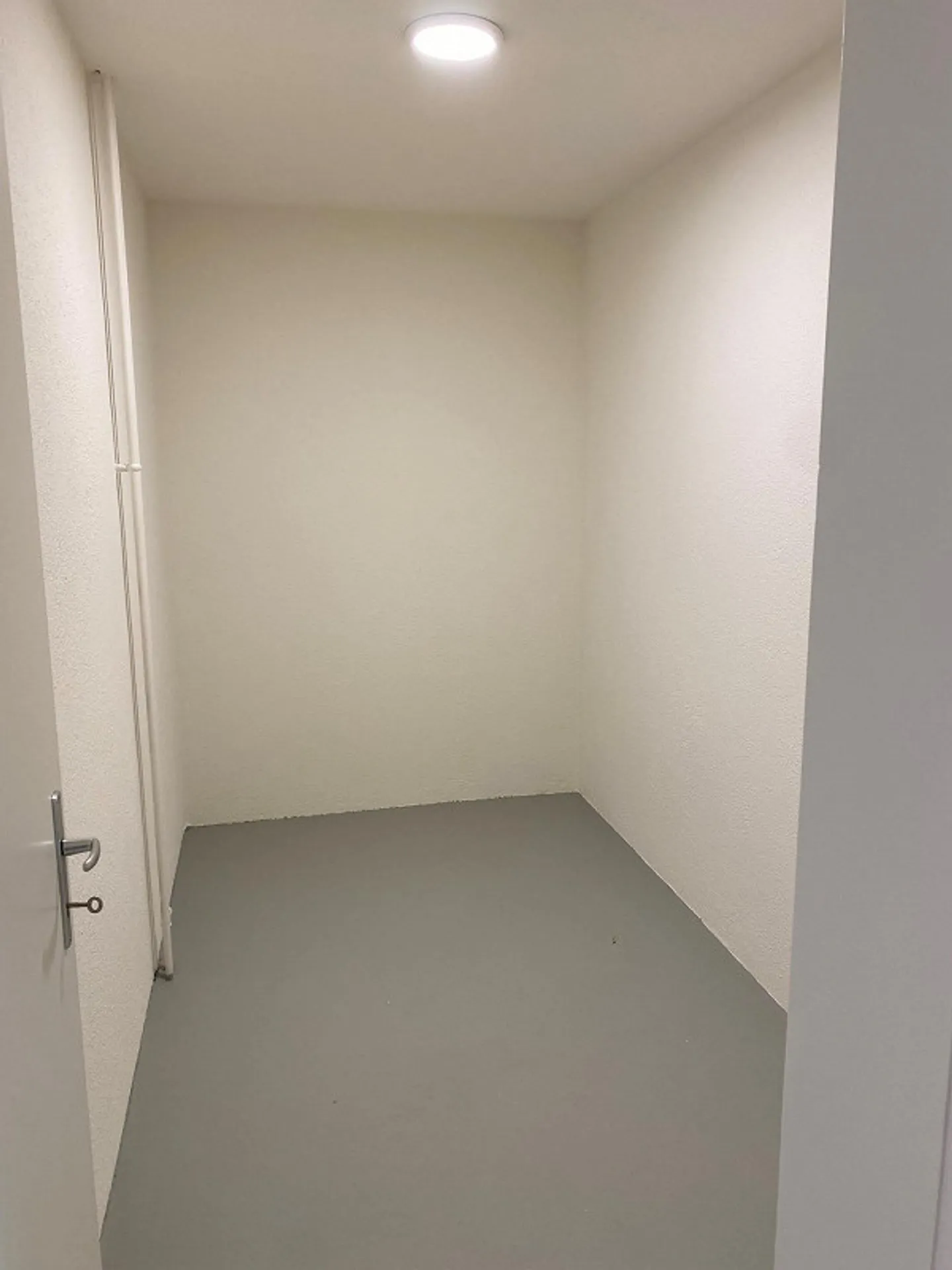 Large 2.5-room apartment with balcony for rent - Photo 9 of 10