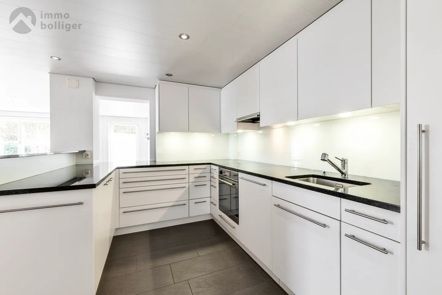 History Meets Modernity: Stylish Single-Family Home with Great Potential in Zofingen - Photo 2 of 12