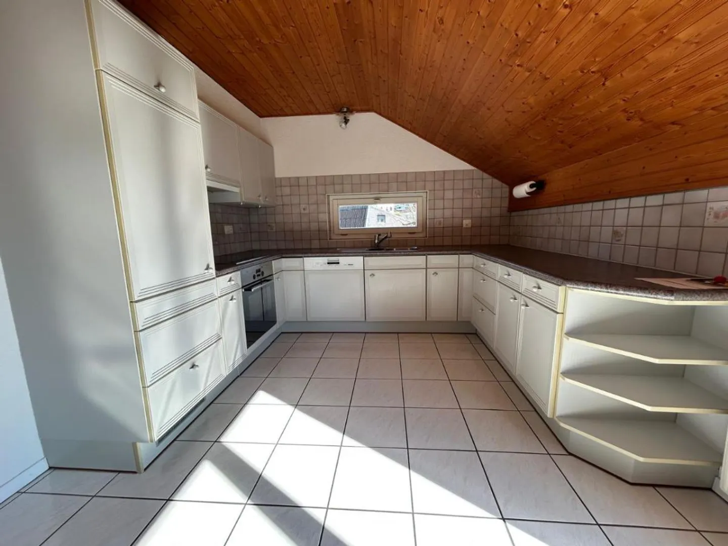 Attic apartment with 4.5 rooms - Photo 3 of 5