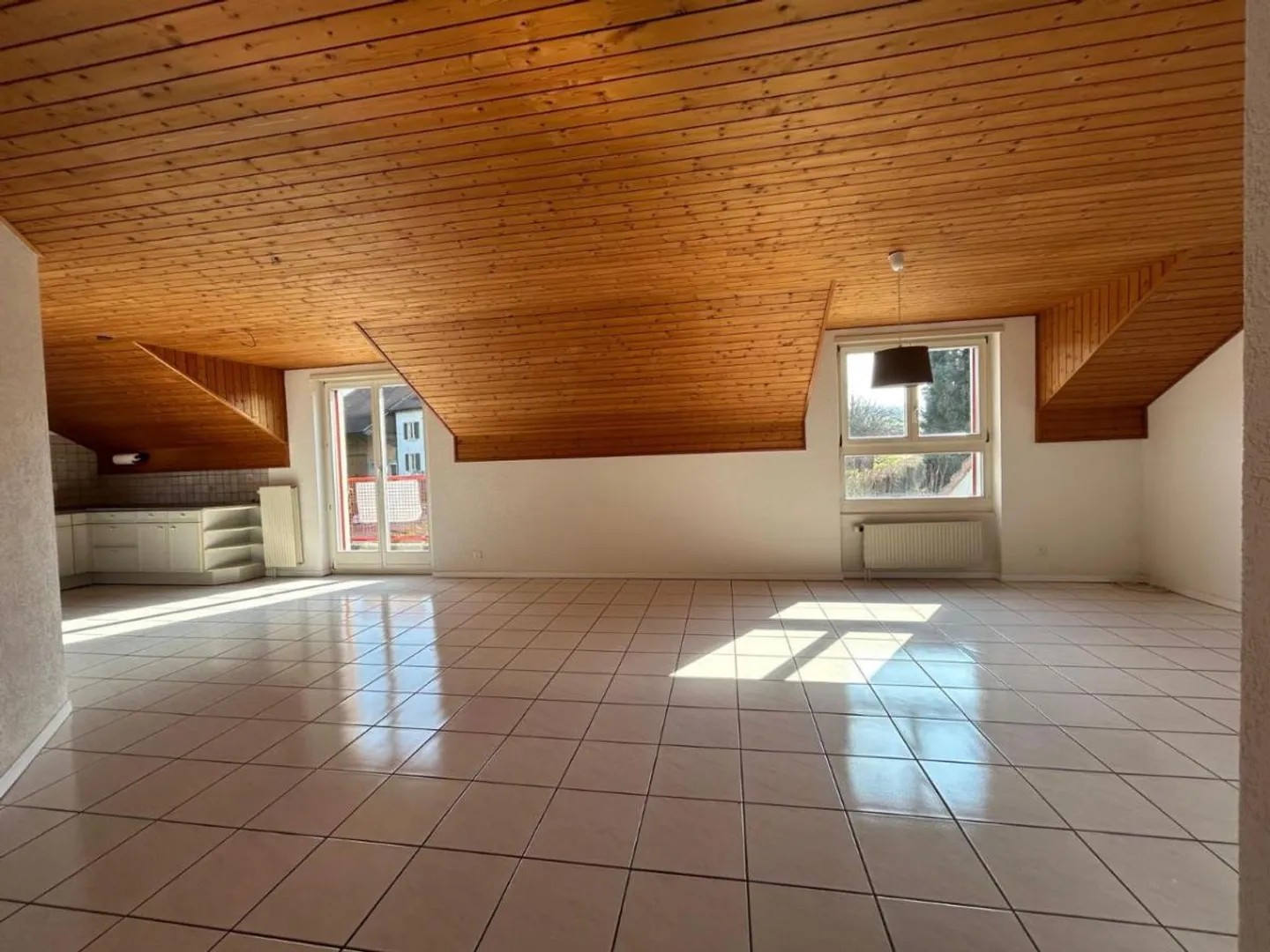 Attic apartment with 4.5 rooms - Photo 4 of 5