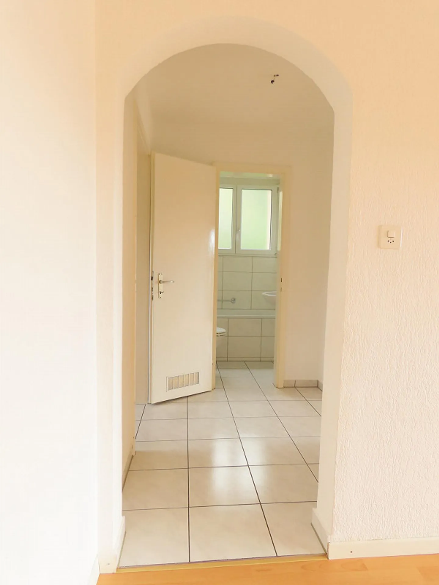 Appartamento affascinante di 3.0 stanze in una posizione tranquilla - Foto 3 di 7