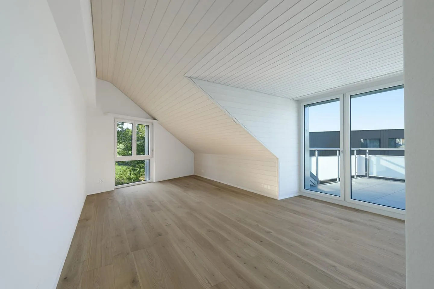 Ampio appartamento attico di 5,5 locali con vista sul lago e sulle montagne in affitto. - Foto 7 di 13
