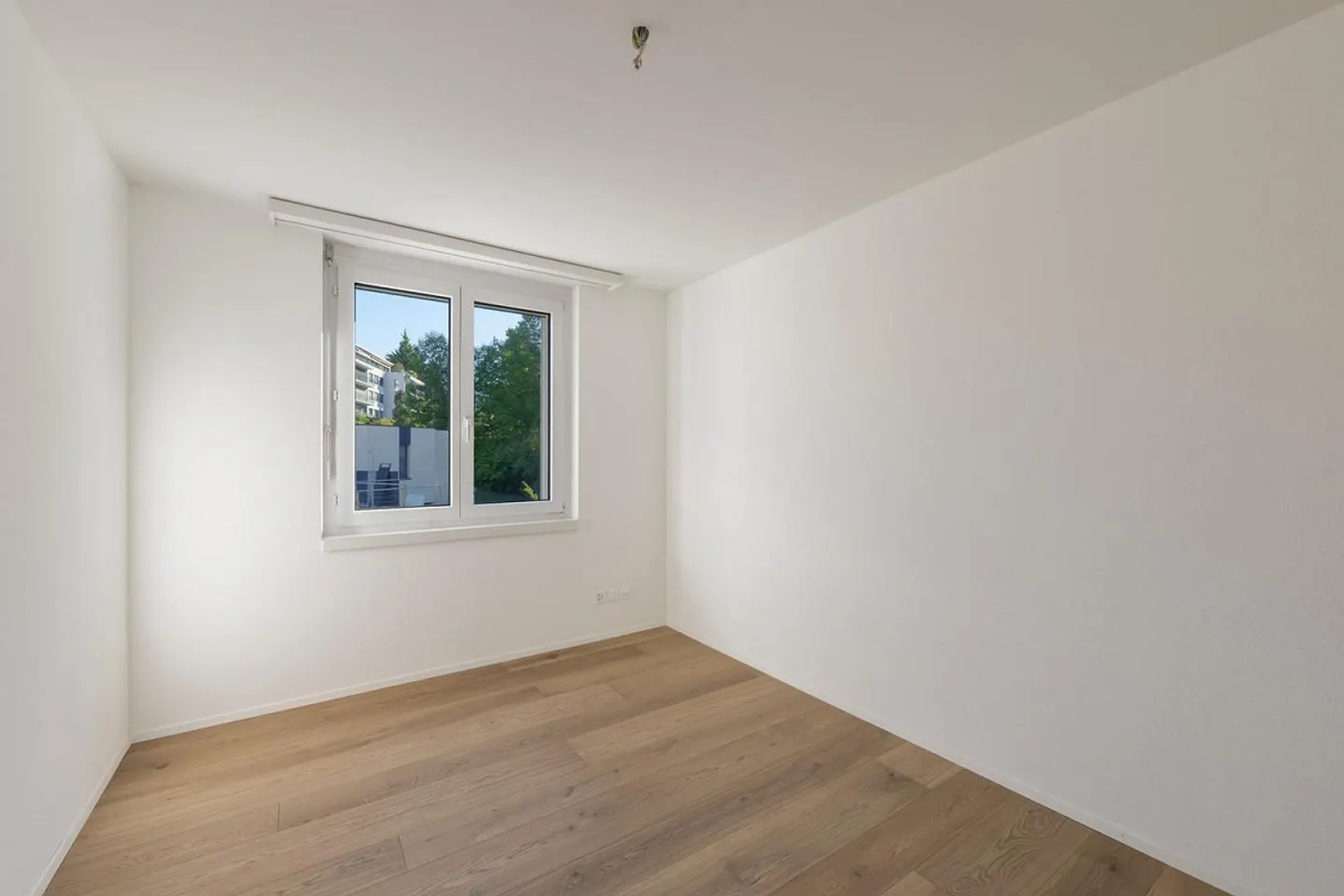Ampio appartamento attico di 5,5 locali con vista sul lago e sulle montagne in affitto. - Foto 9 di 13