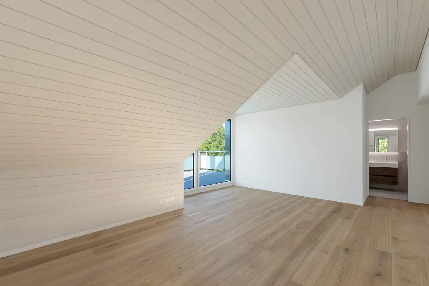Ampio appartamento attico di 5,5 locali con vista sul lago e sulle montagne in affitto. - Foto 8 di 13