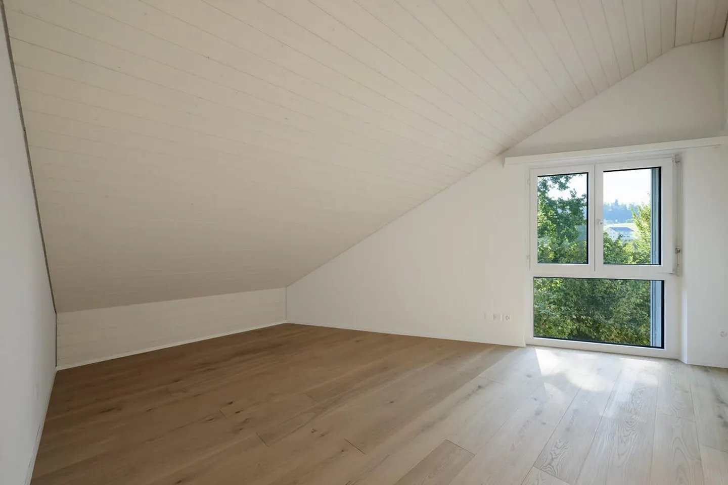 Ampio appartamento attico di 5,5 locali con vista sul lago e sulle montagne in affitto. - Foto 10 di 13