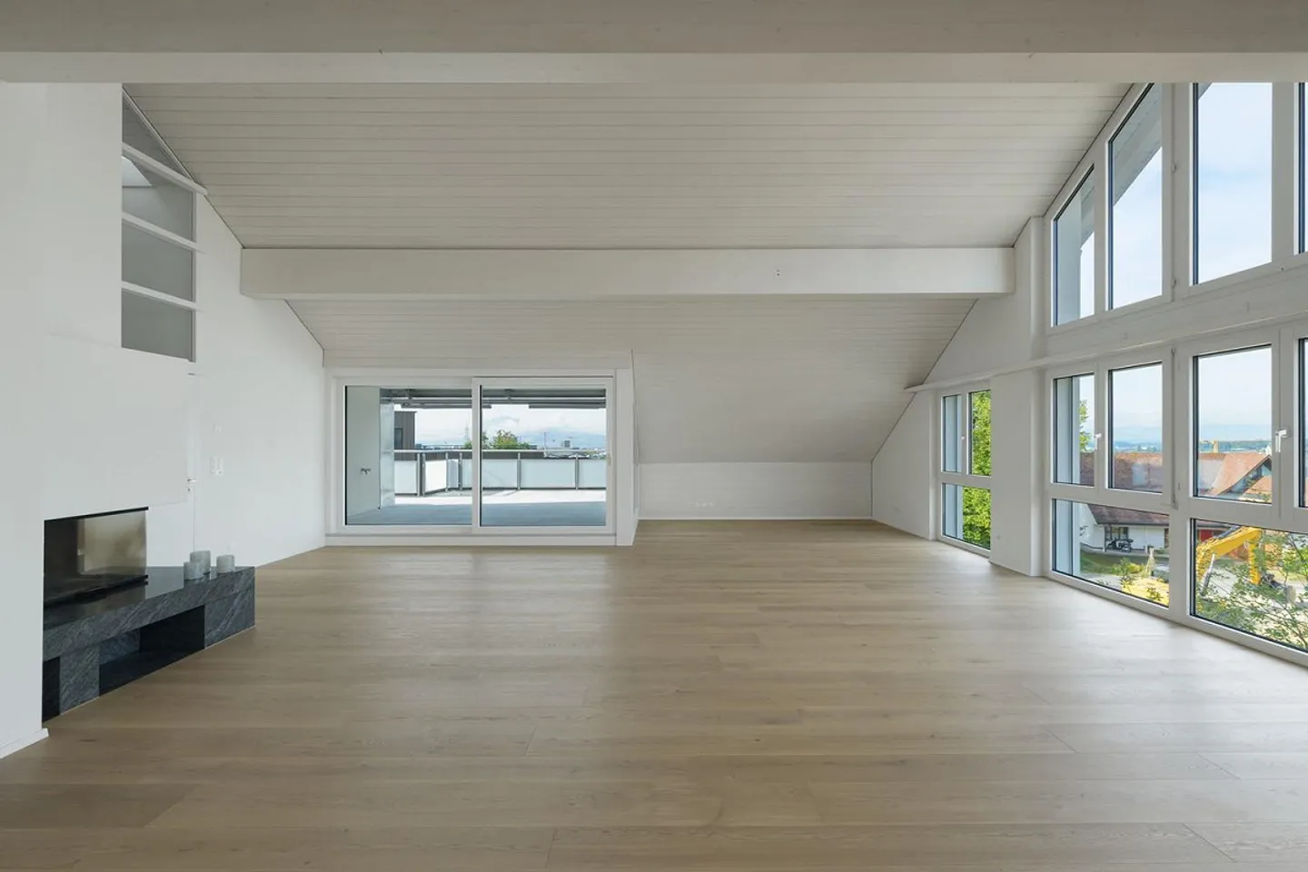 Ampio appartamento attico di 5,5 locali con vista sul lago e sulle montagne in affitto. - Foto 3 di 13