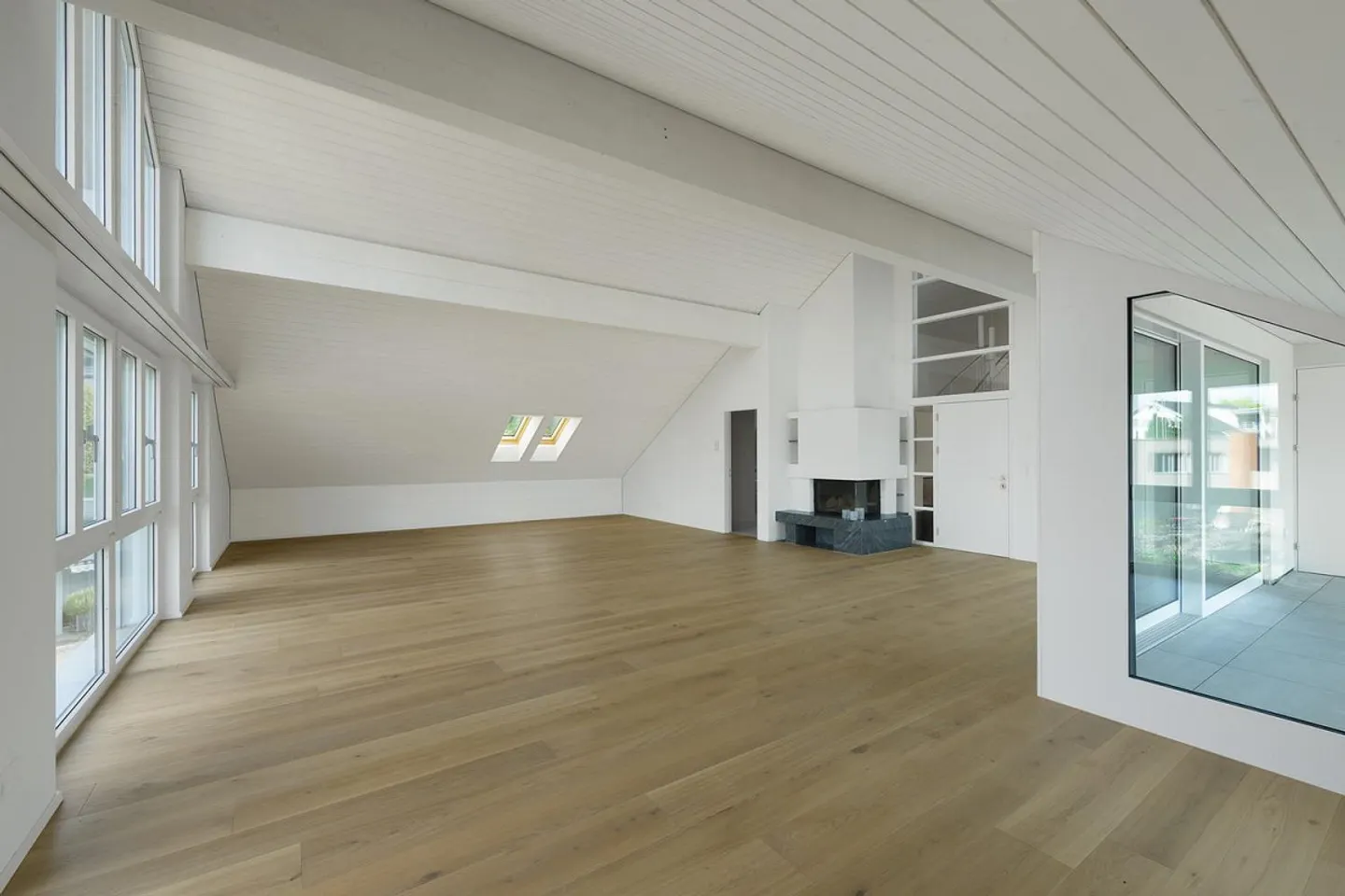 Ampio appartamento attico di 5,5 locali con vista sul lago e sulle montagne in affitto. - Foto 4 di 13