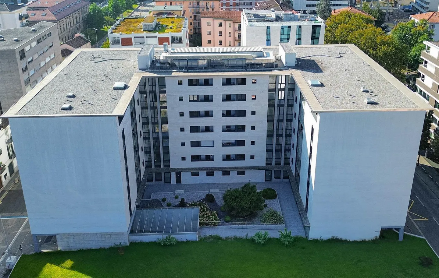 Modern 3.5 room apartment in Lugano in an elegant building - Photo 1 of 8