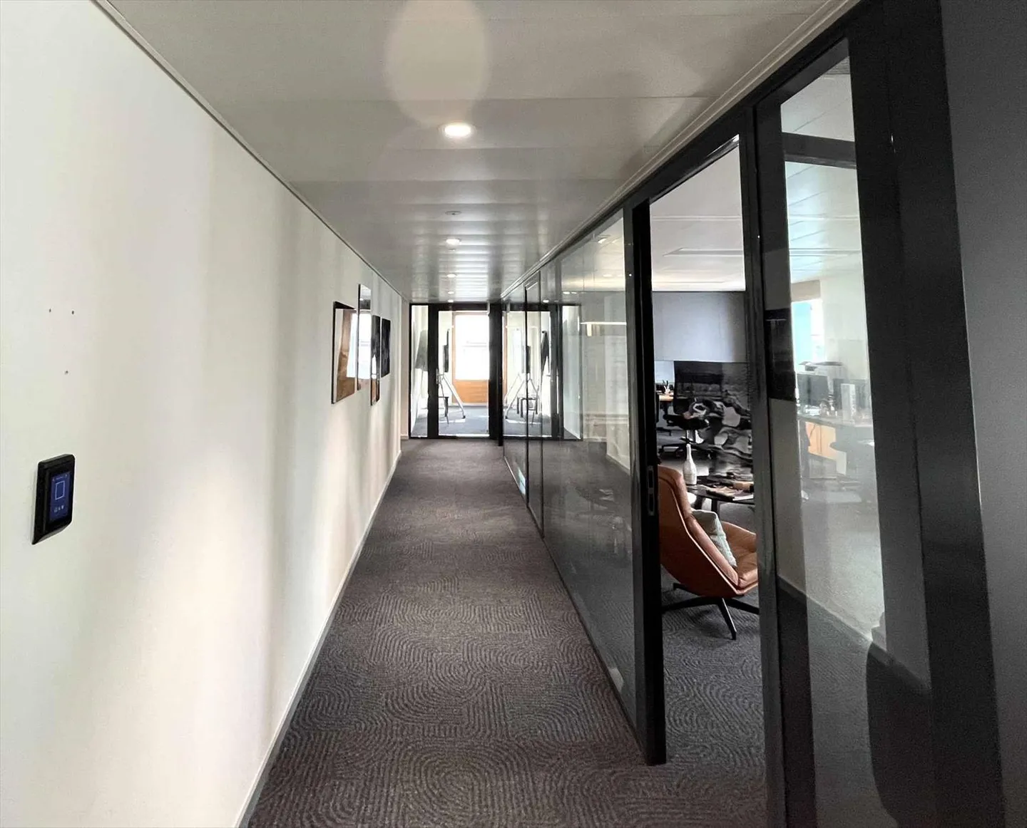 Bright offices of 173 m² in the heart of the city - High-end building - Photo 2 of 8