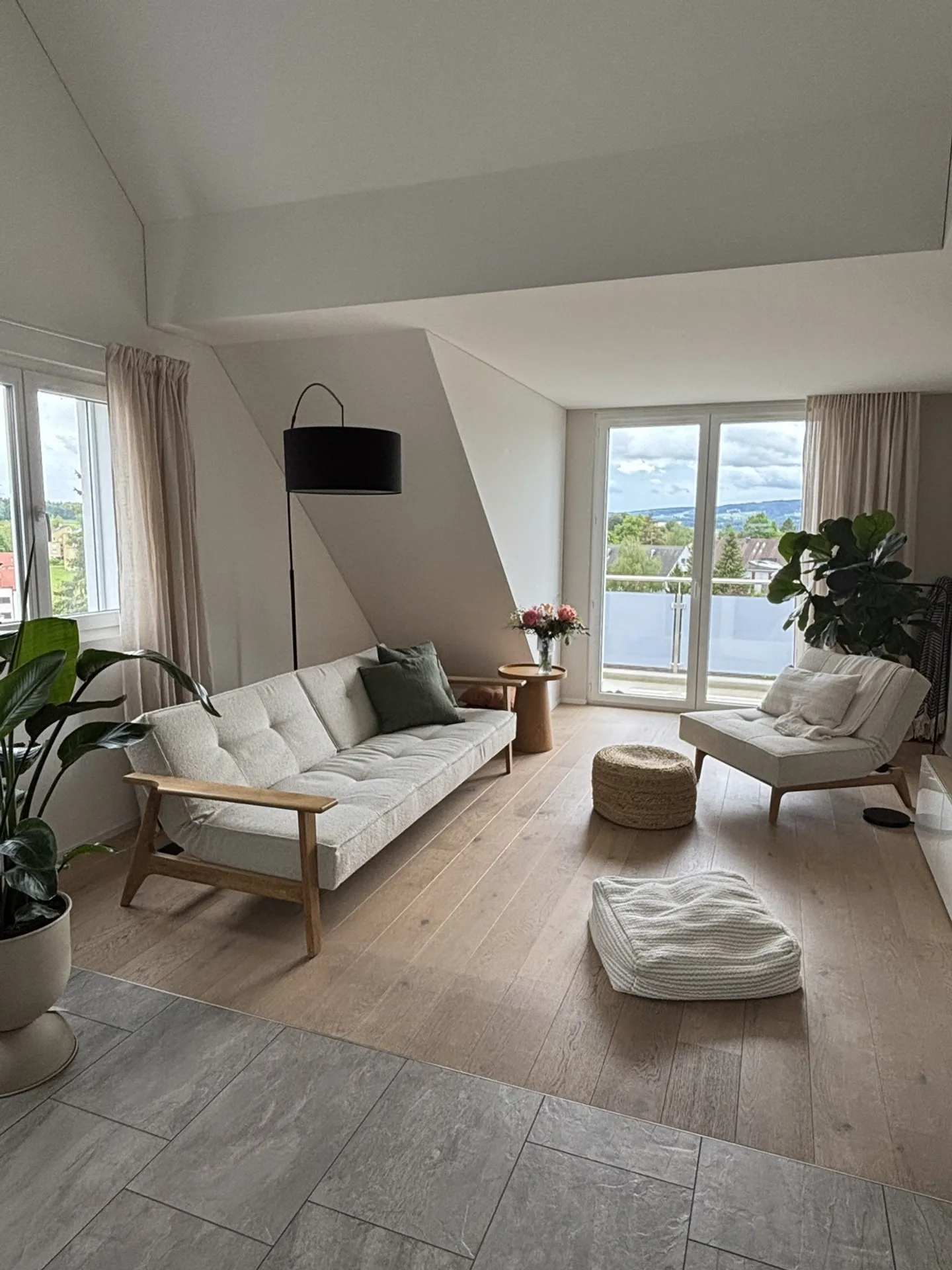 Charming Apartment with Balcony - Photo 3 of 10