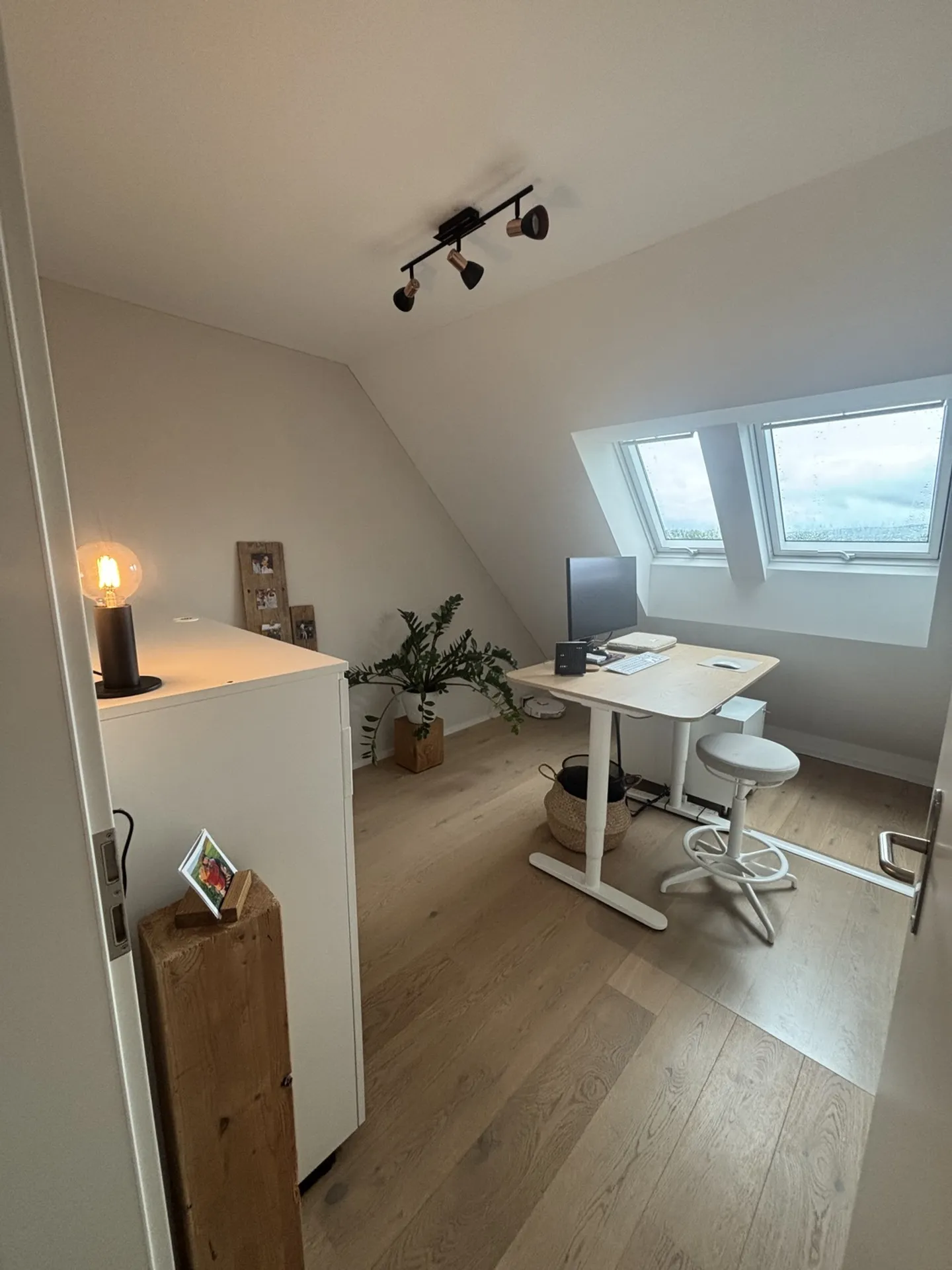 Charming Apartment with Balcony - Photo 4 of 10