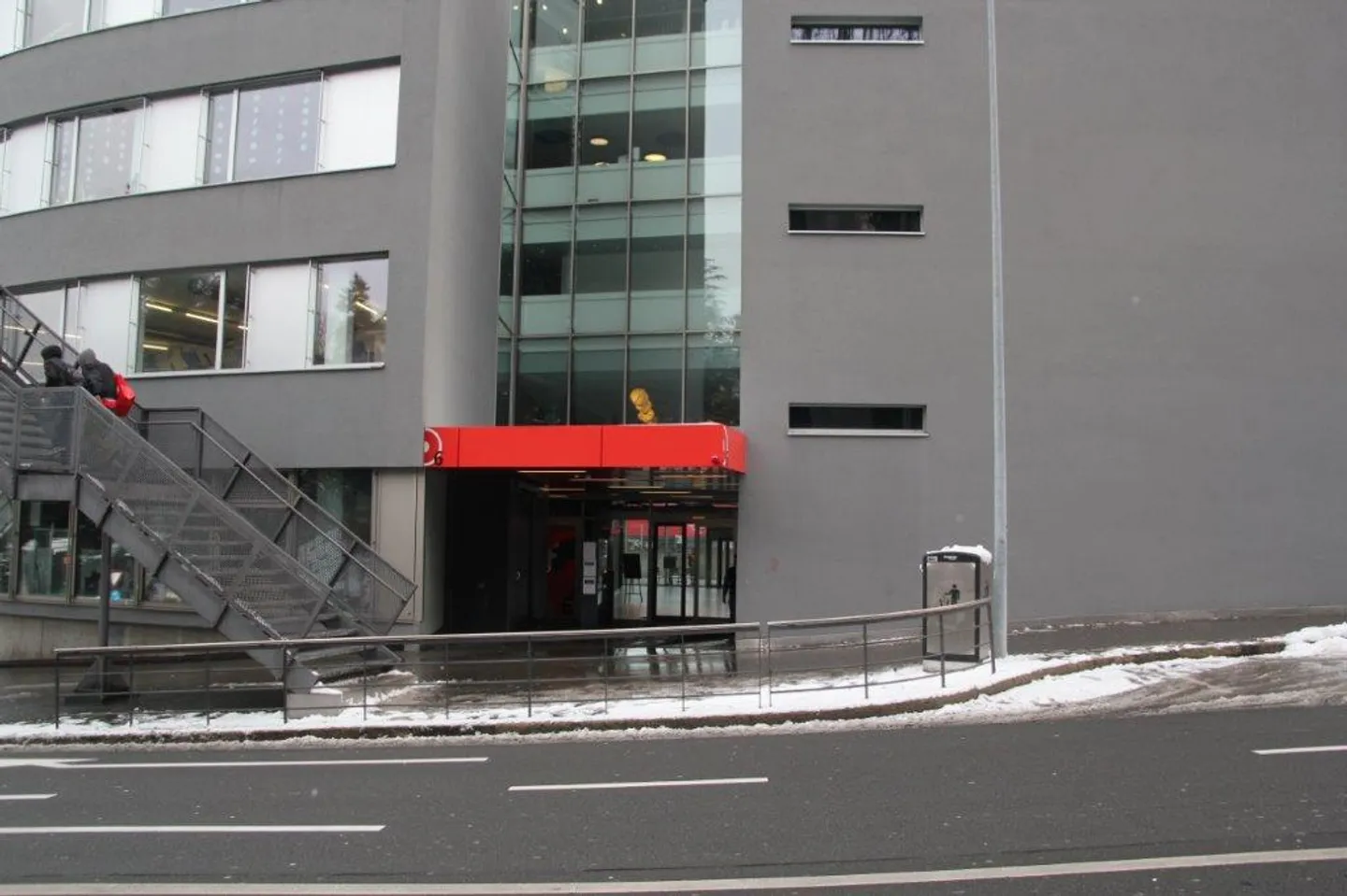 Place de parc à la gare de Fribourg - Photo 2 sur 2