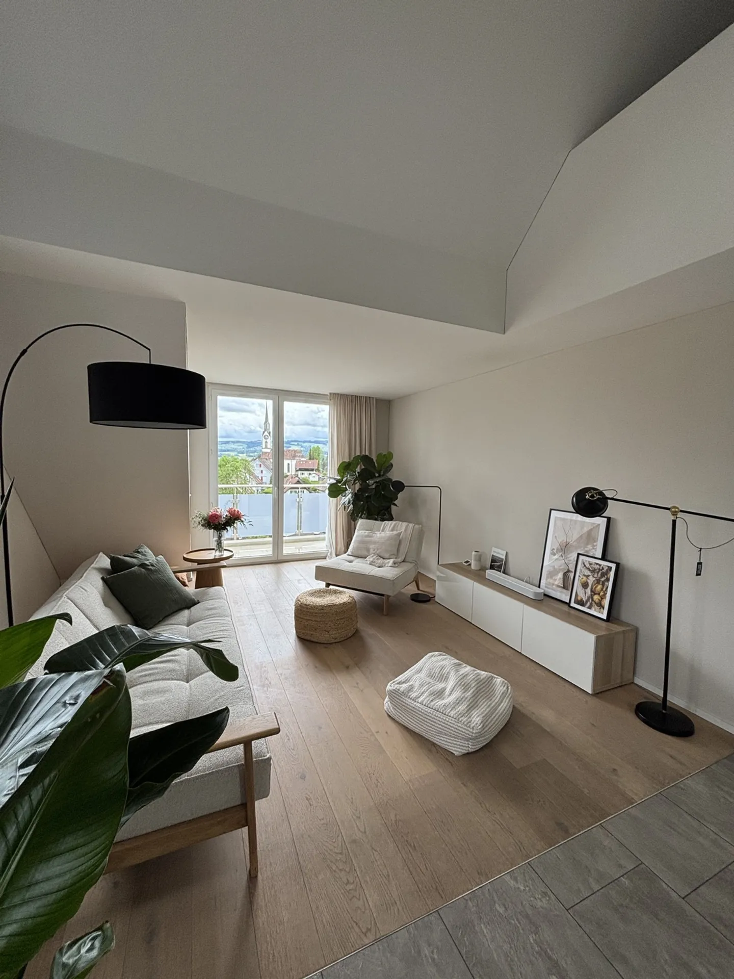 Charming Apartment with Balcony - Photo 7 of 10