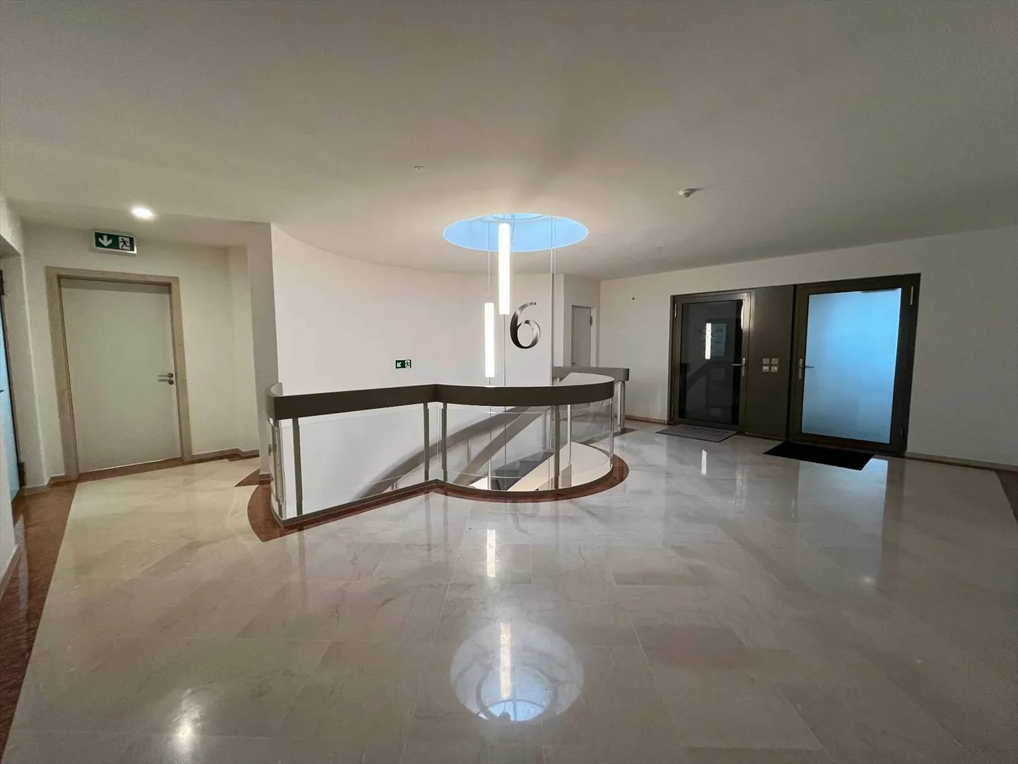 Bright offices of 173 m² in the heart of the city - High-end building - Photo 7 of 8