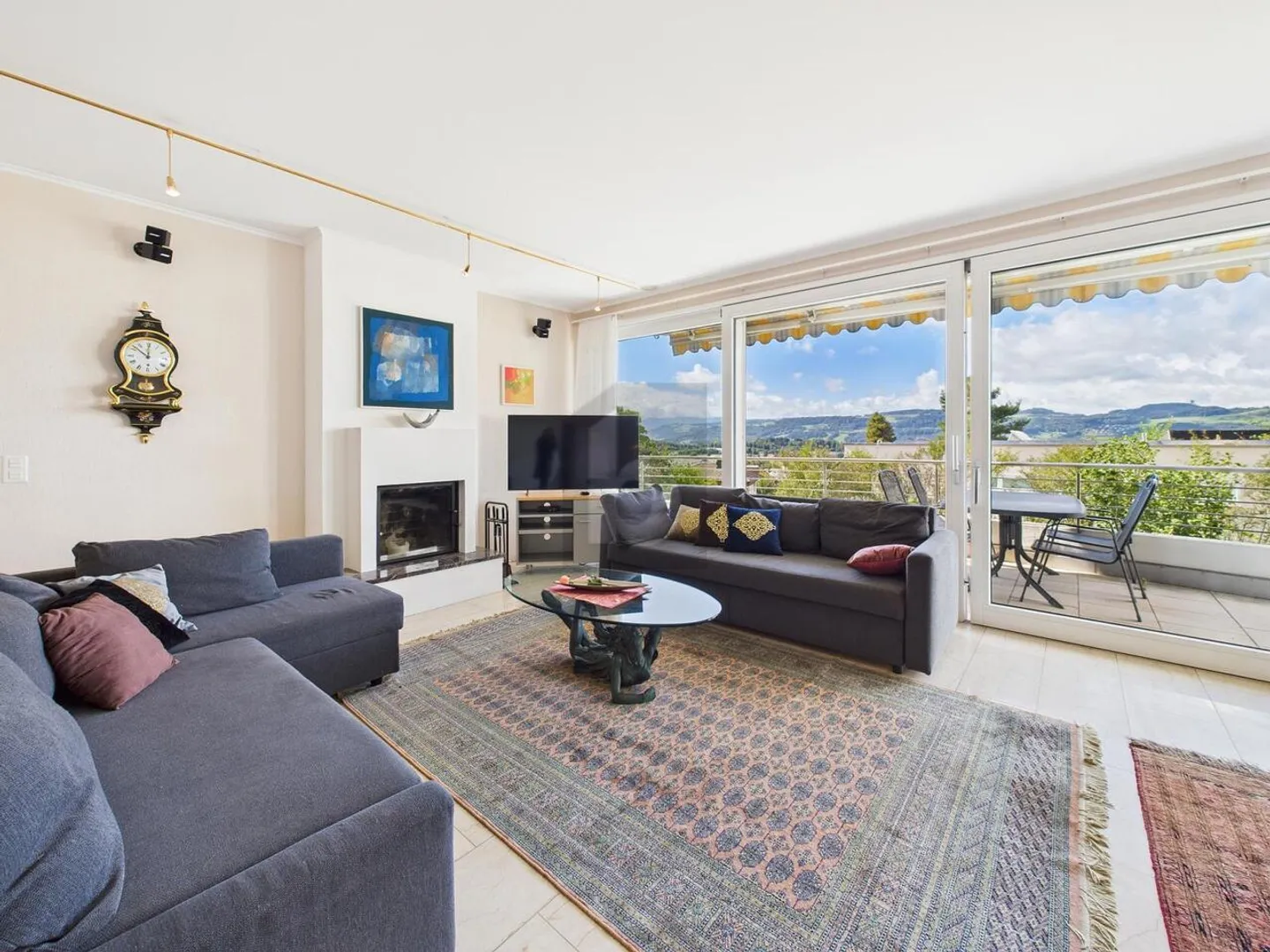 SPACIOUS, (PARTIALLY) FURNISHED &amp; IN A PRIME LOCATION - Photo 2 of 6