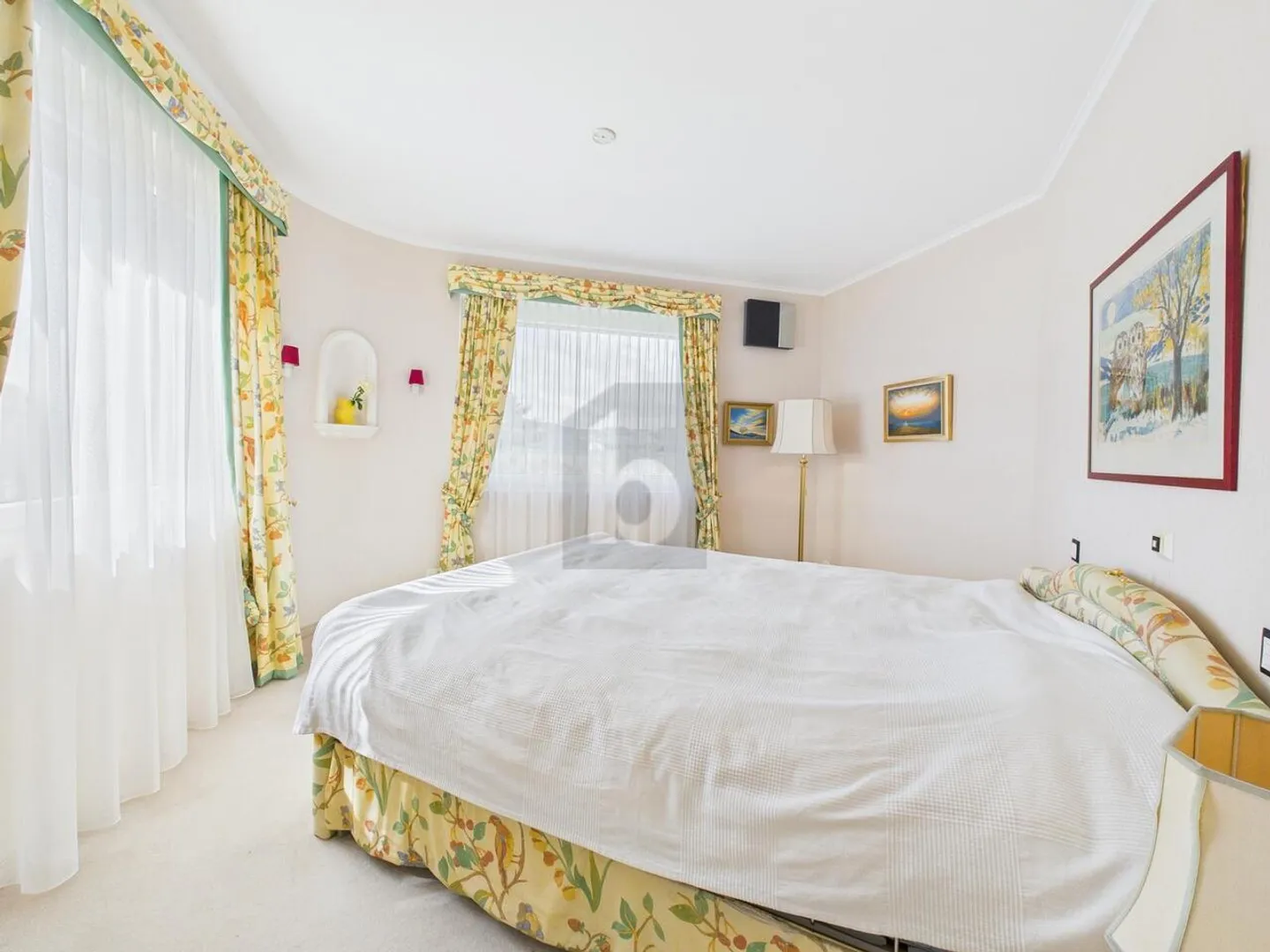 SPACIOUS, (PARTIALLY) FURNISHED &amp; IN A PRIME LOCATION - Photo 4 of 6