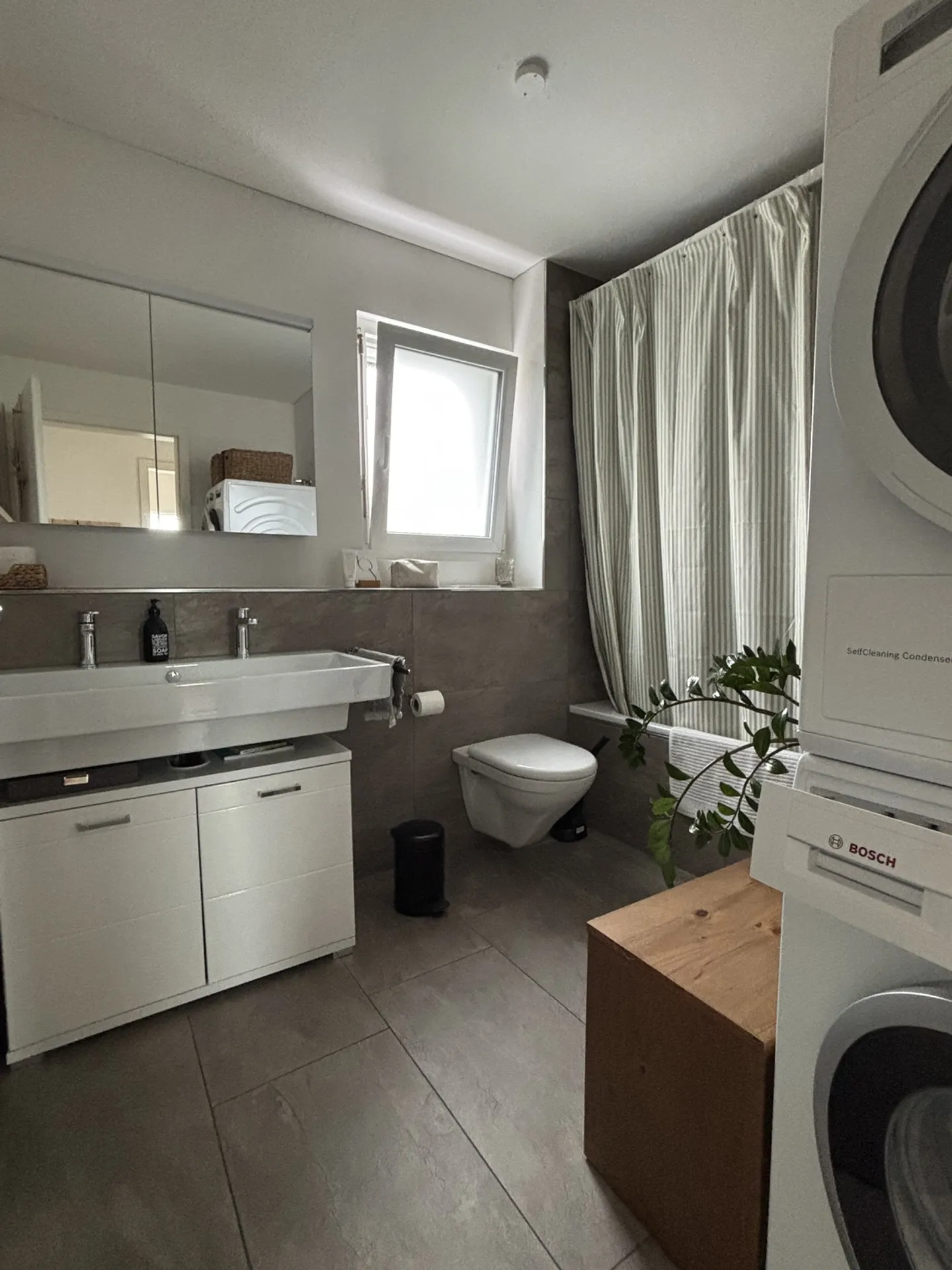 Charming Apartment with Balcony - Photo 9 of 10