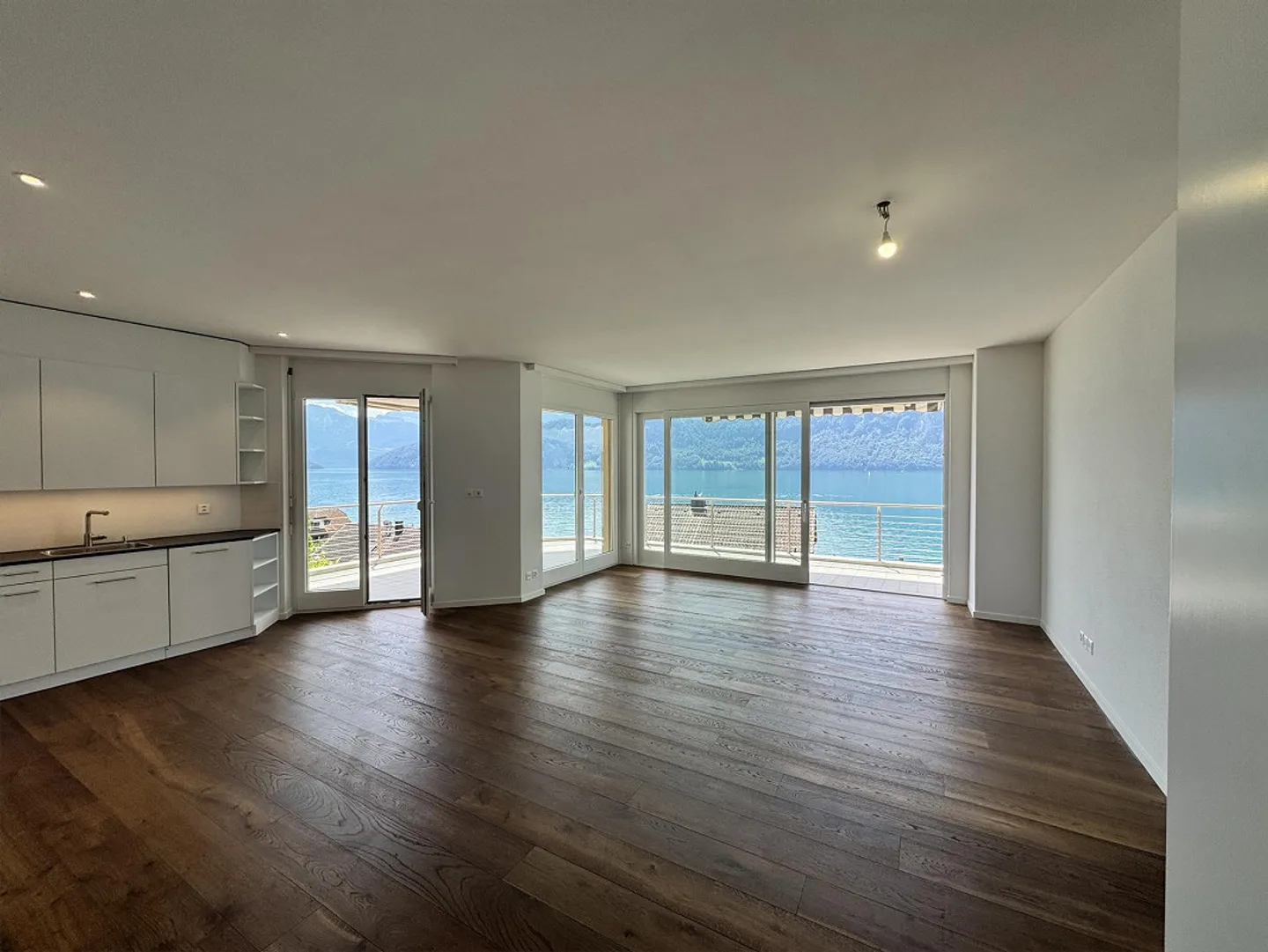 Newly renovated 2.5 room apartment for sale in the most beautiful location - Photo 1 of 10