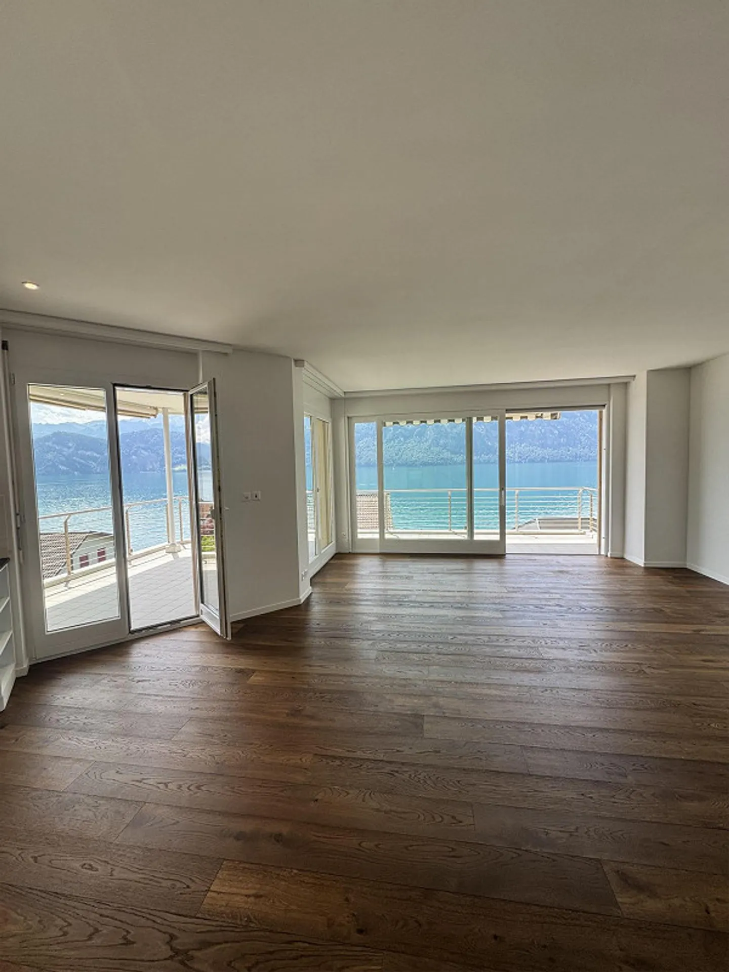 Newly renovated 2.5 room apartment for sale in the most beautiful location - Photo 2 of 10