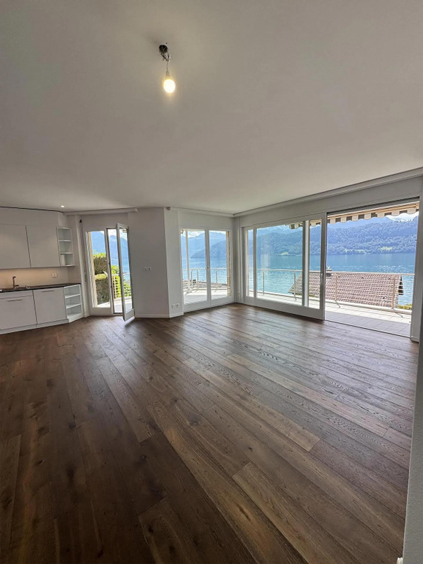 Newly renovated 2.5 room apartment for sale in the most beautiful location - Photo 3 of 10