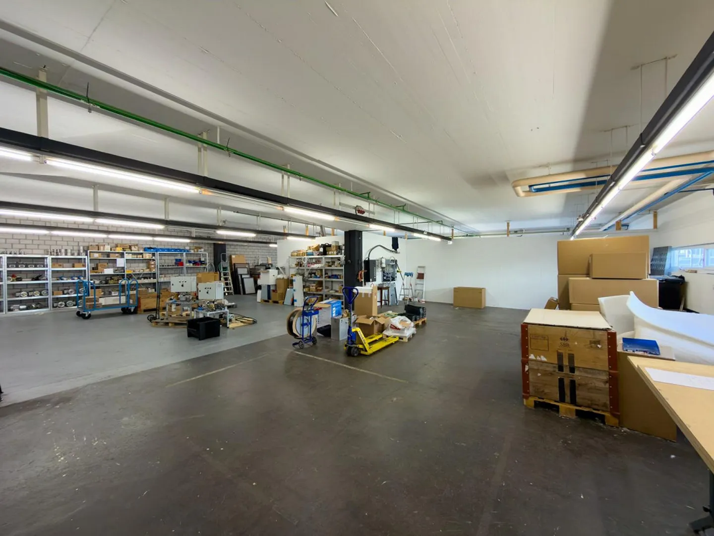 Espace commercial situé au centre pour les entreprises de stockage ou de production ! - Photo 1 sur 7