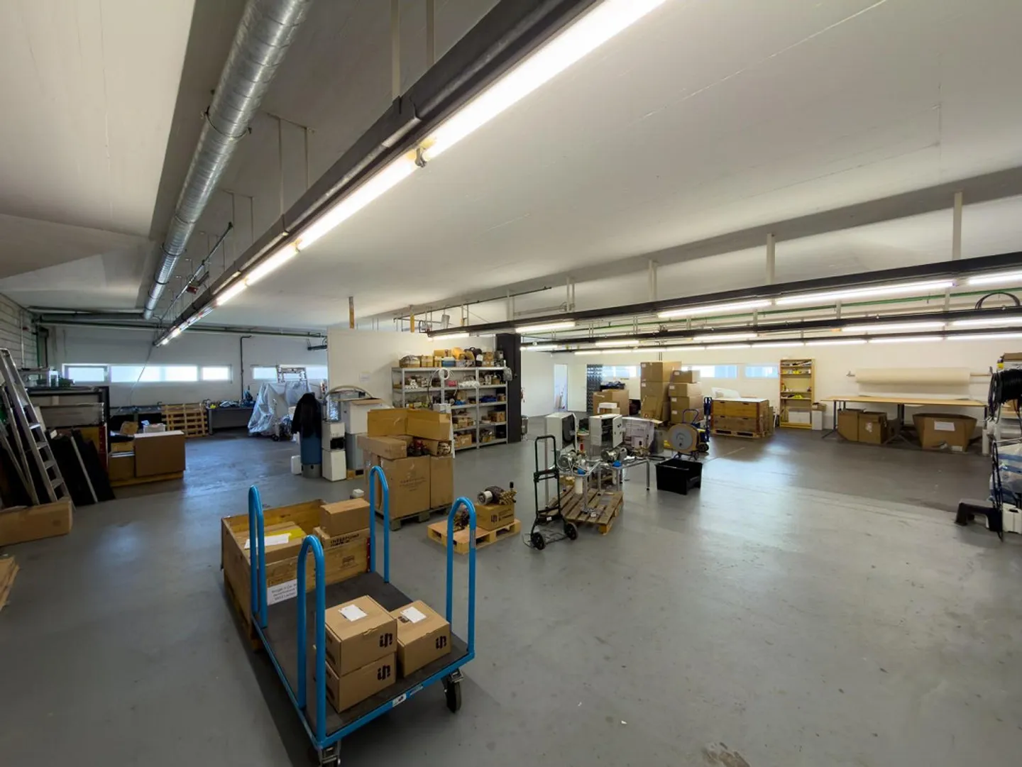Espace commercial situé au centre pour les entreprises de stockage ou de production ! - Photo 2 sur 7