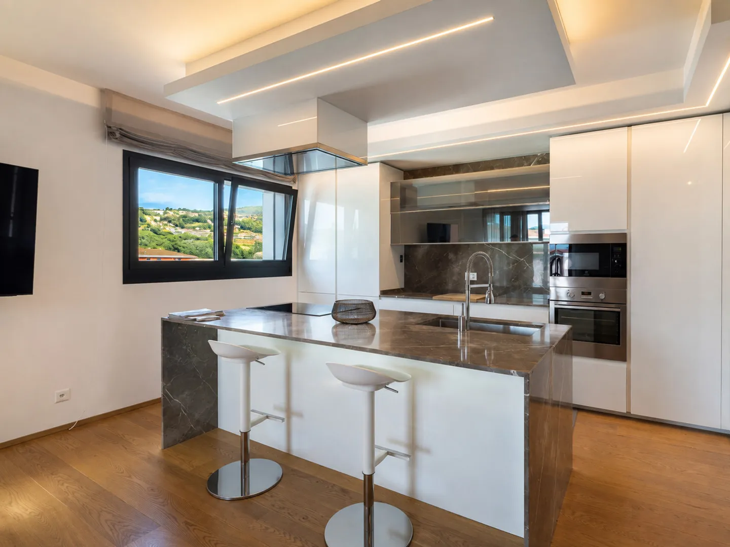 Spacious penthouse with rooftop terrace in Pregassona - Photo 3 of 11