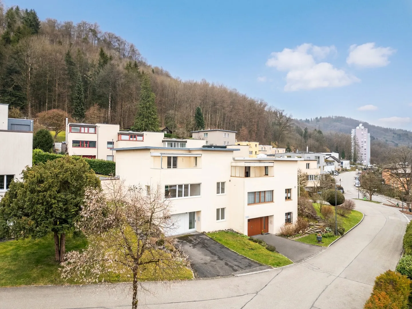 Spaziosa casa familiare a schiera di 5,5 stanze con giardino e molto comfort abitativo - Foto 1 di 12