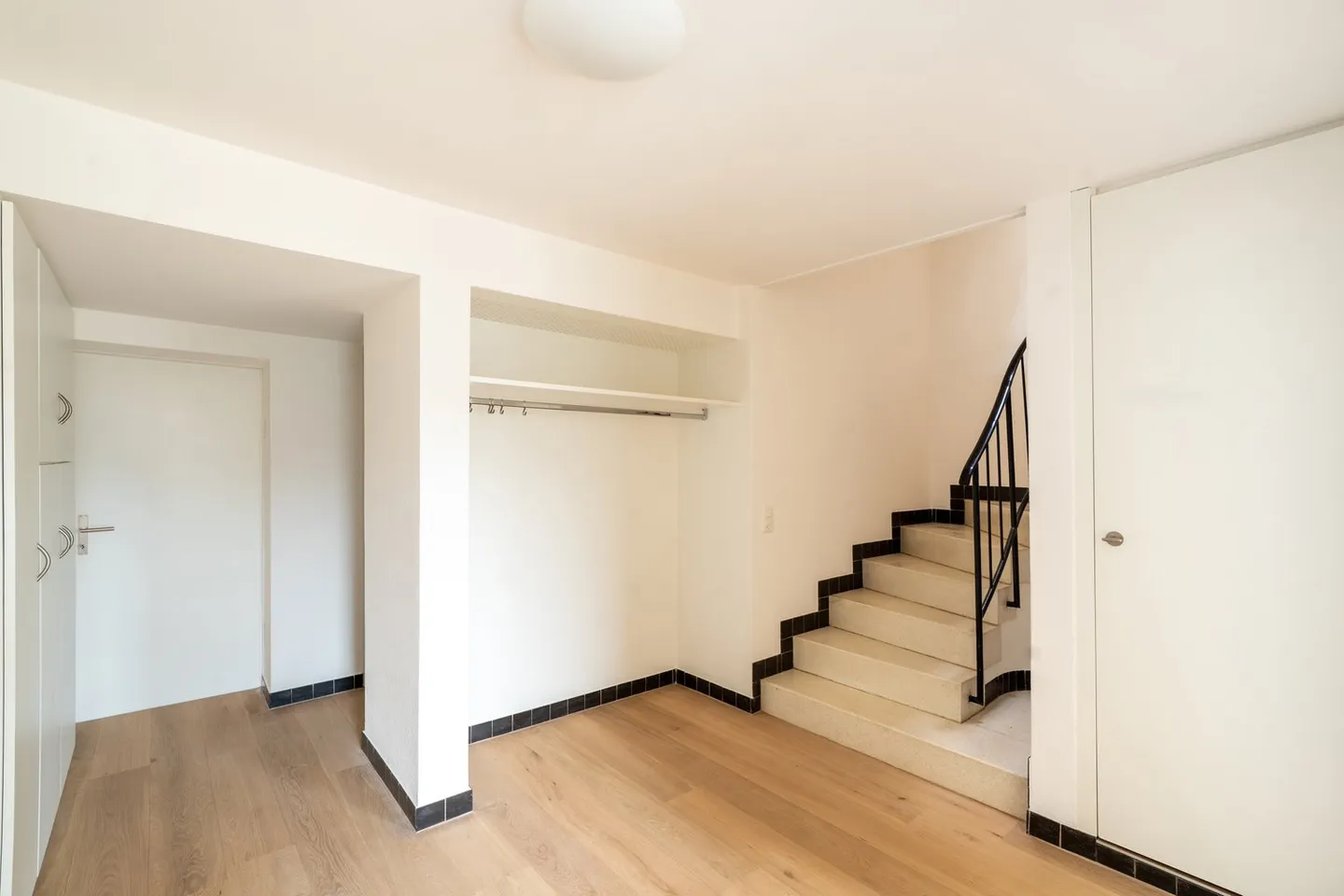 Spaziosa casa familiare a schiera di 5,5 stanze con giardino e molto comfort abitativo - Foto 2 di 12